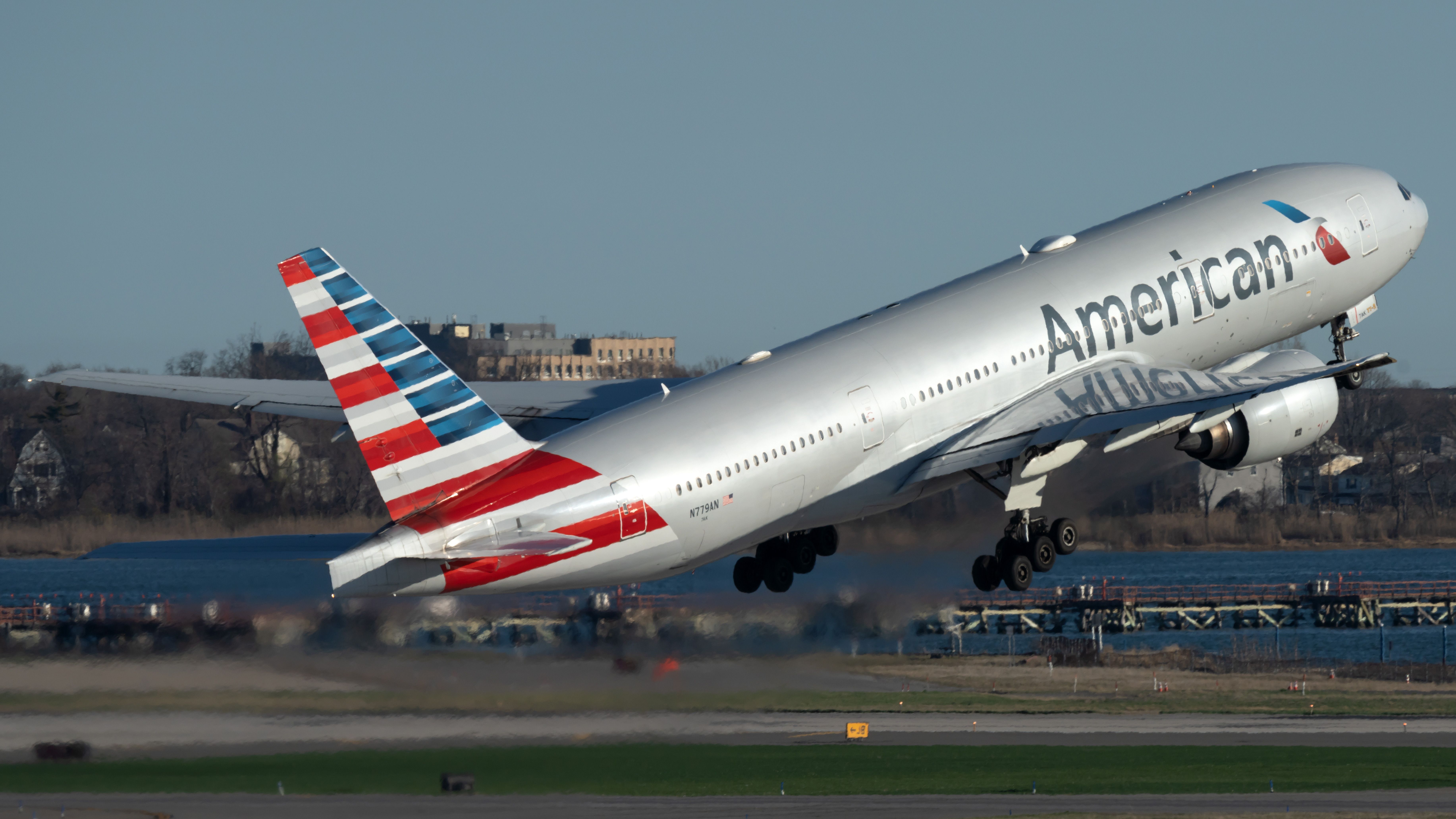 An American Airlines Boeing 777-223(ER) registration N779AN