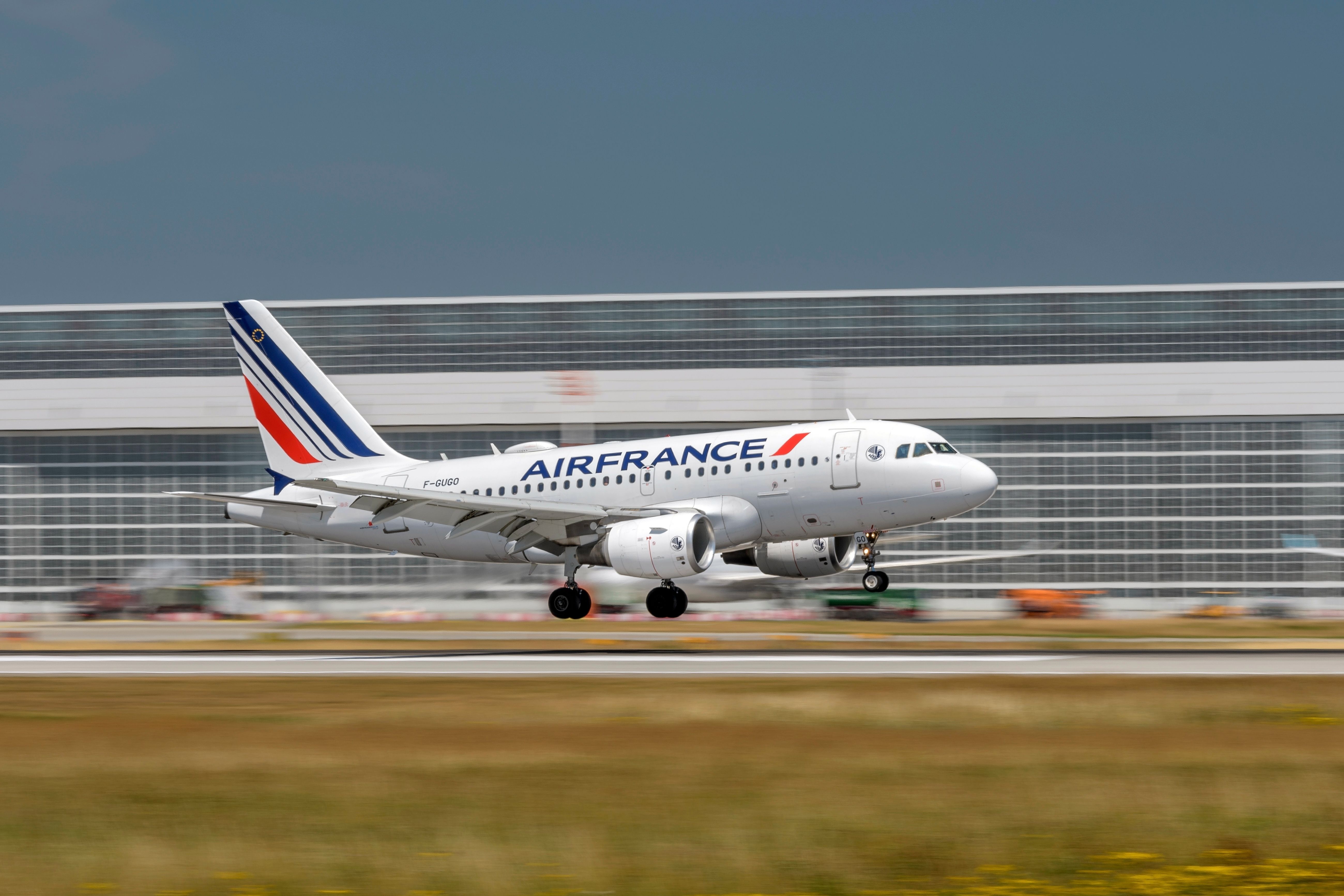 An Air France Airbus A318 landing 