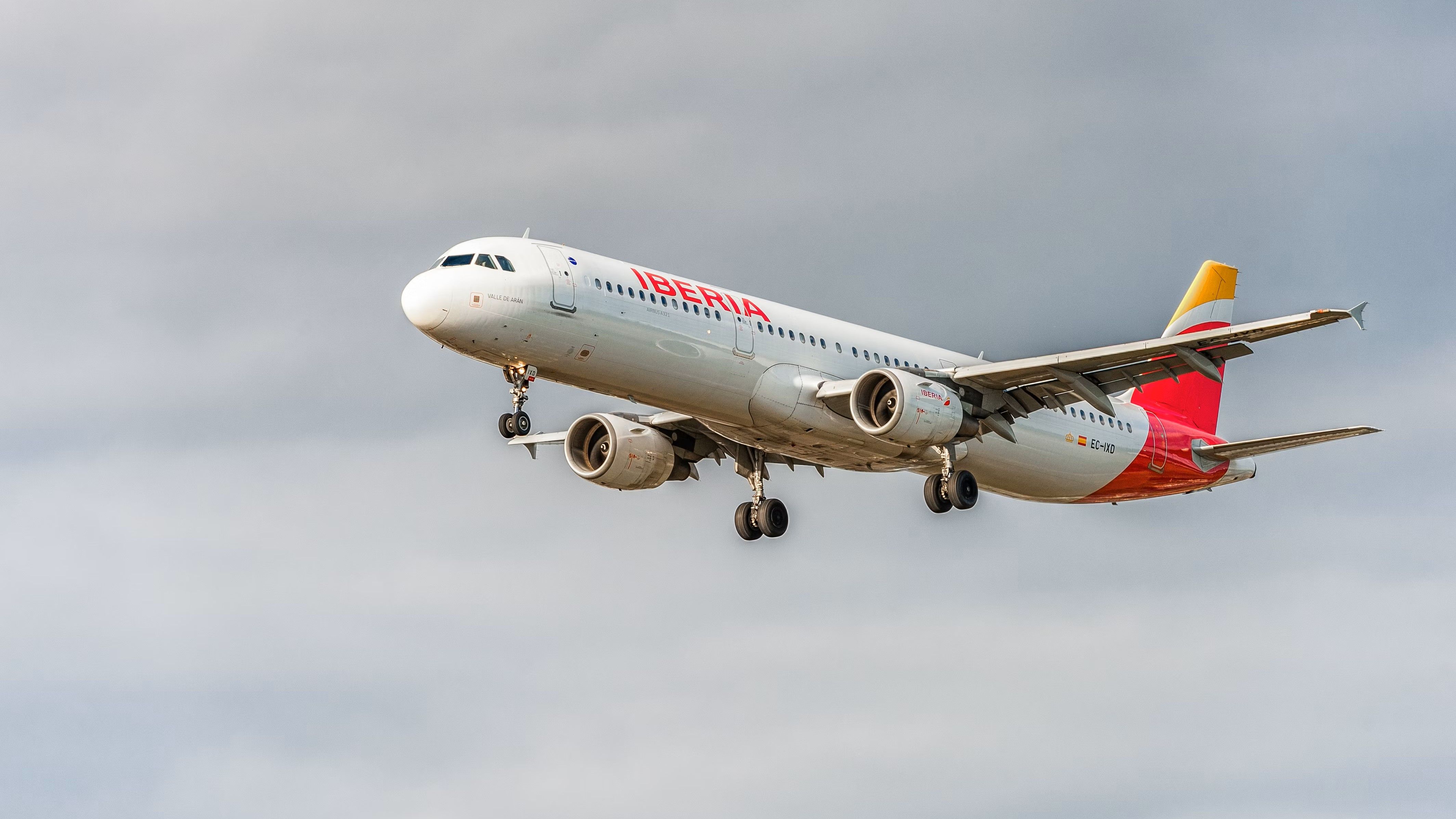 An Iberia A321 landing in Heathrow photosounds-1