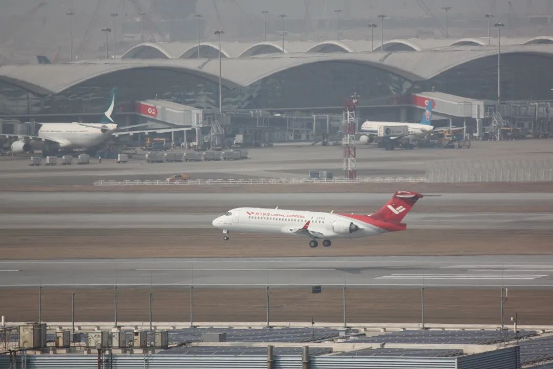 ARJ21 arrives at HKG