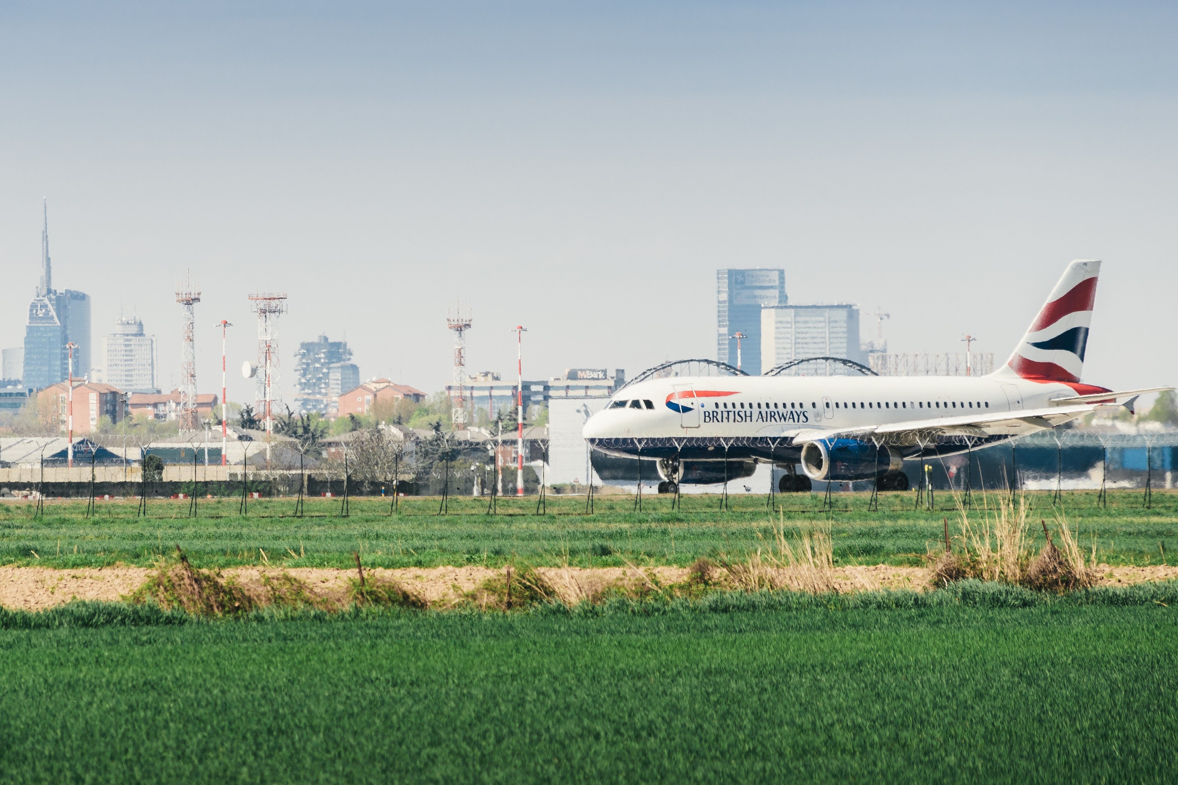 British Airways A319 taxiing at LIN