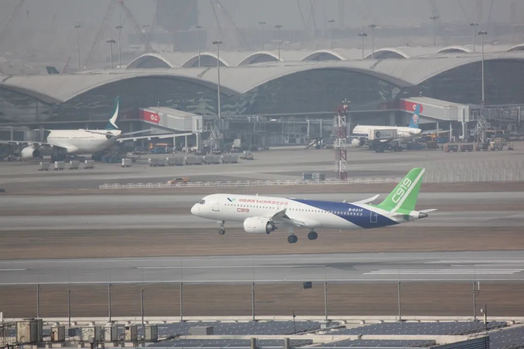 C919 arrives at HKG-1