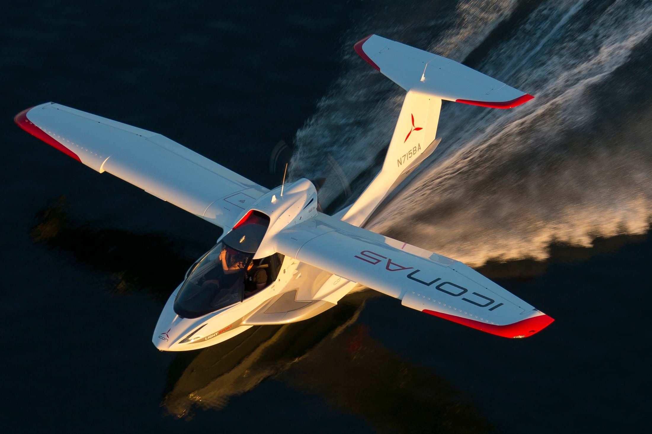 The ICON A5 landing on water