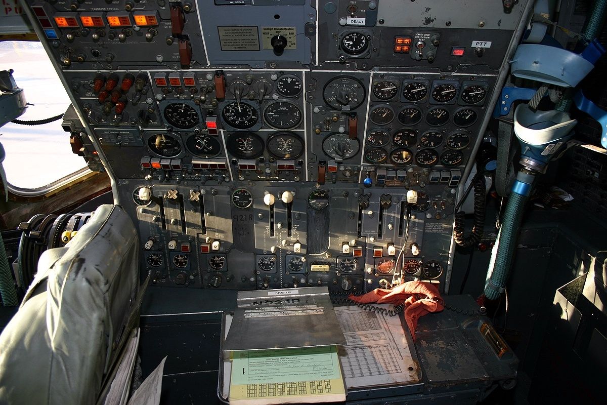 dc 8 cockpit controls