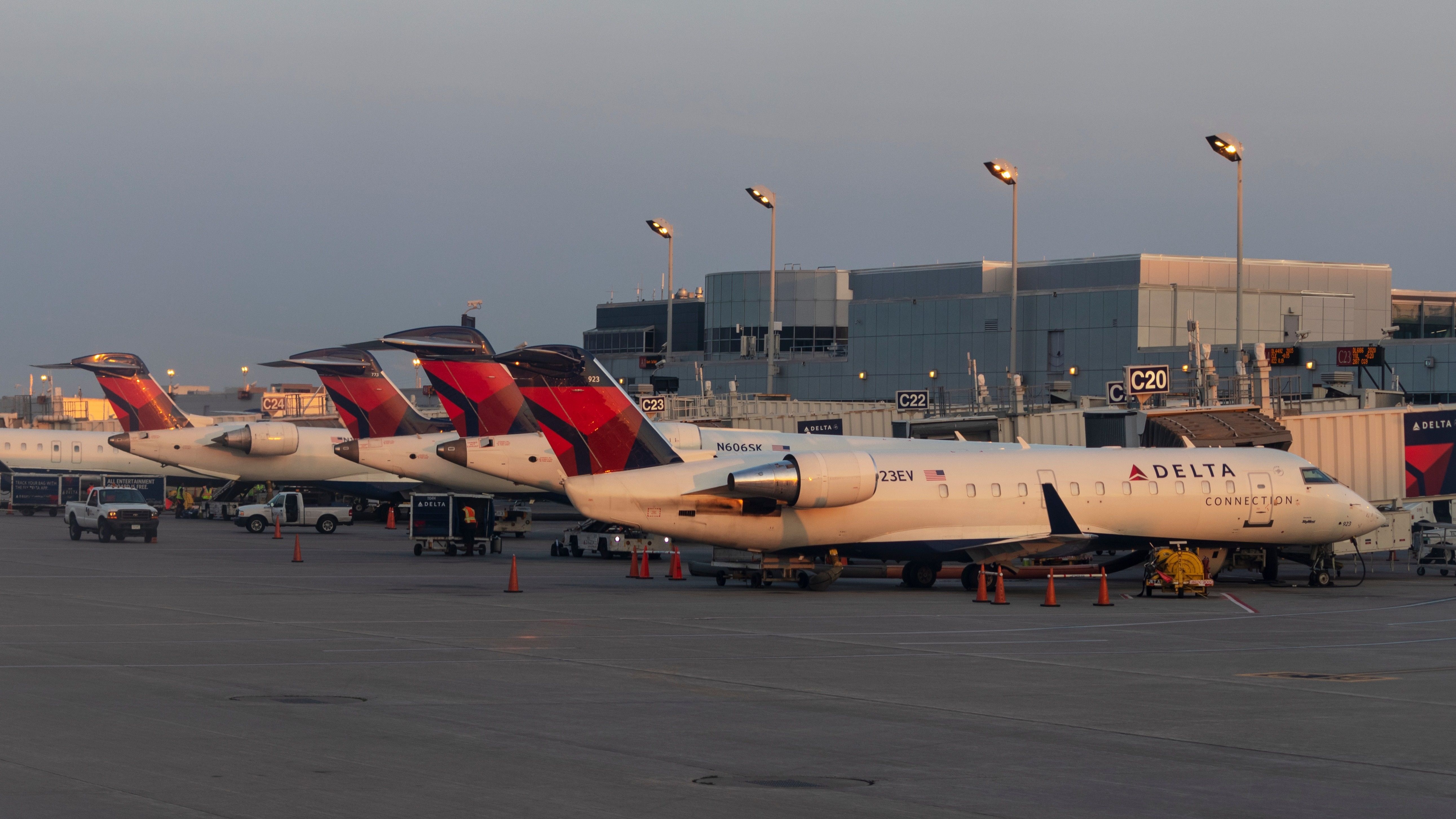 Delta MSP aircraft parked (1)