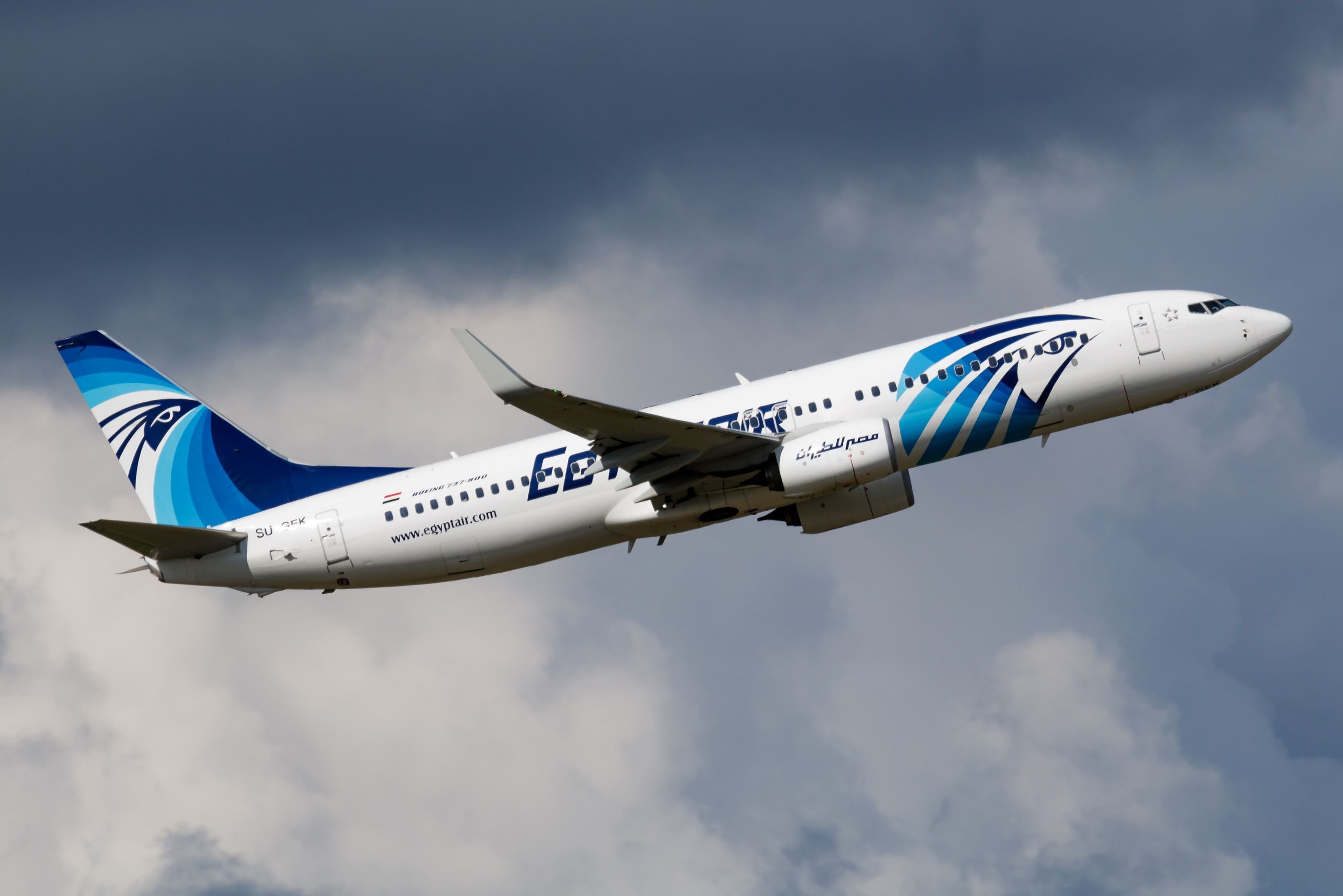 EgyptAir Boeing 737-800 departing