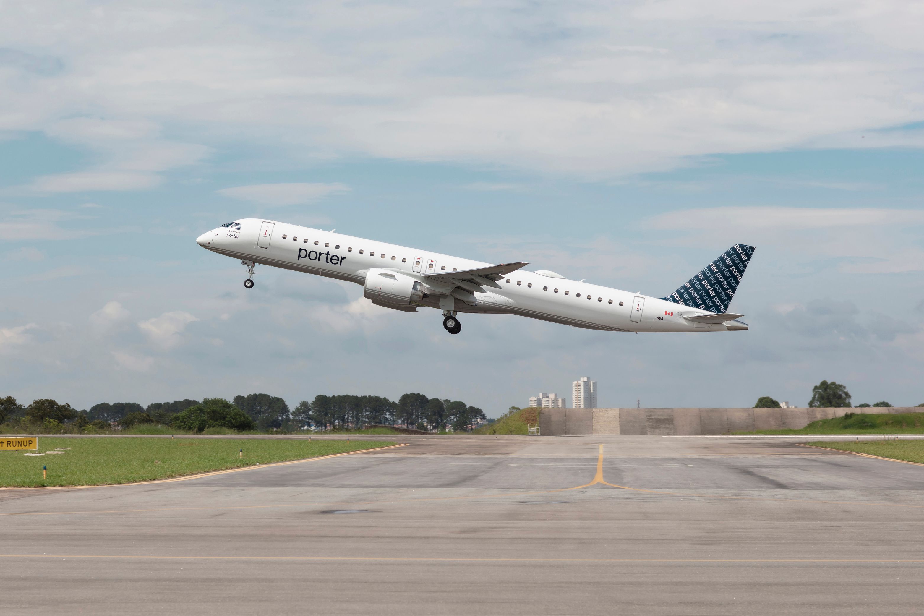 Embraer E195-E2 da Porter Airlines decolando.