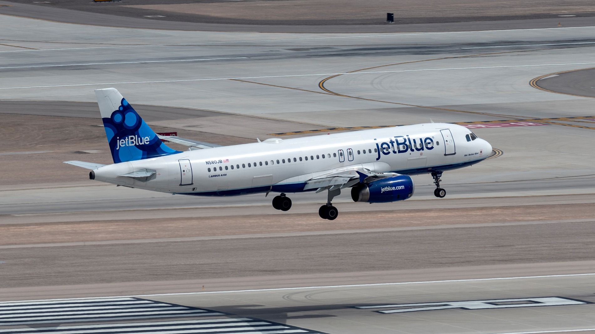 JetBlue Airbus A320 landing