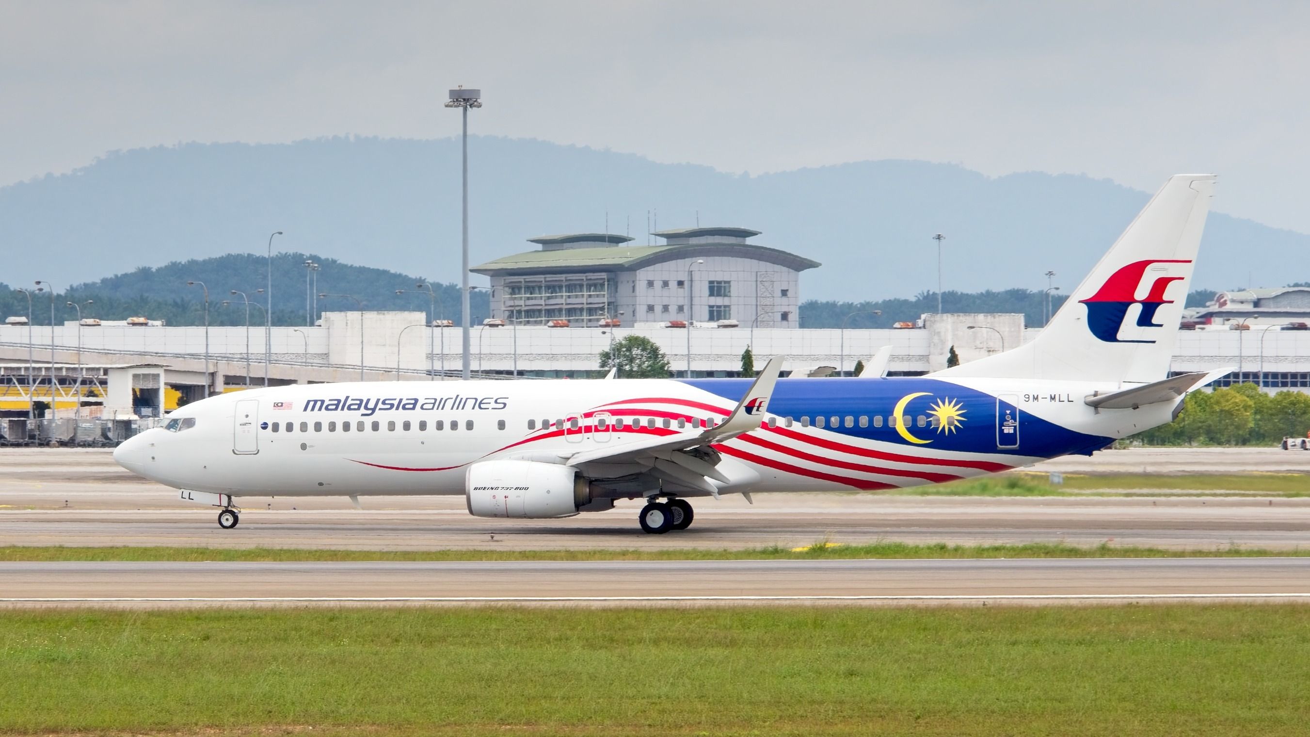 由于鲁昂火山喷发，马来西亚航空和亚洲航空取消航班