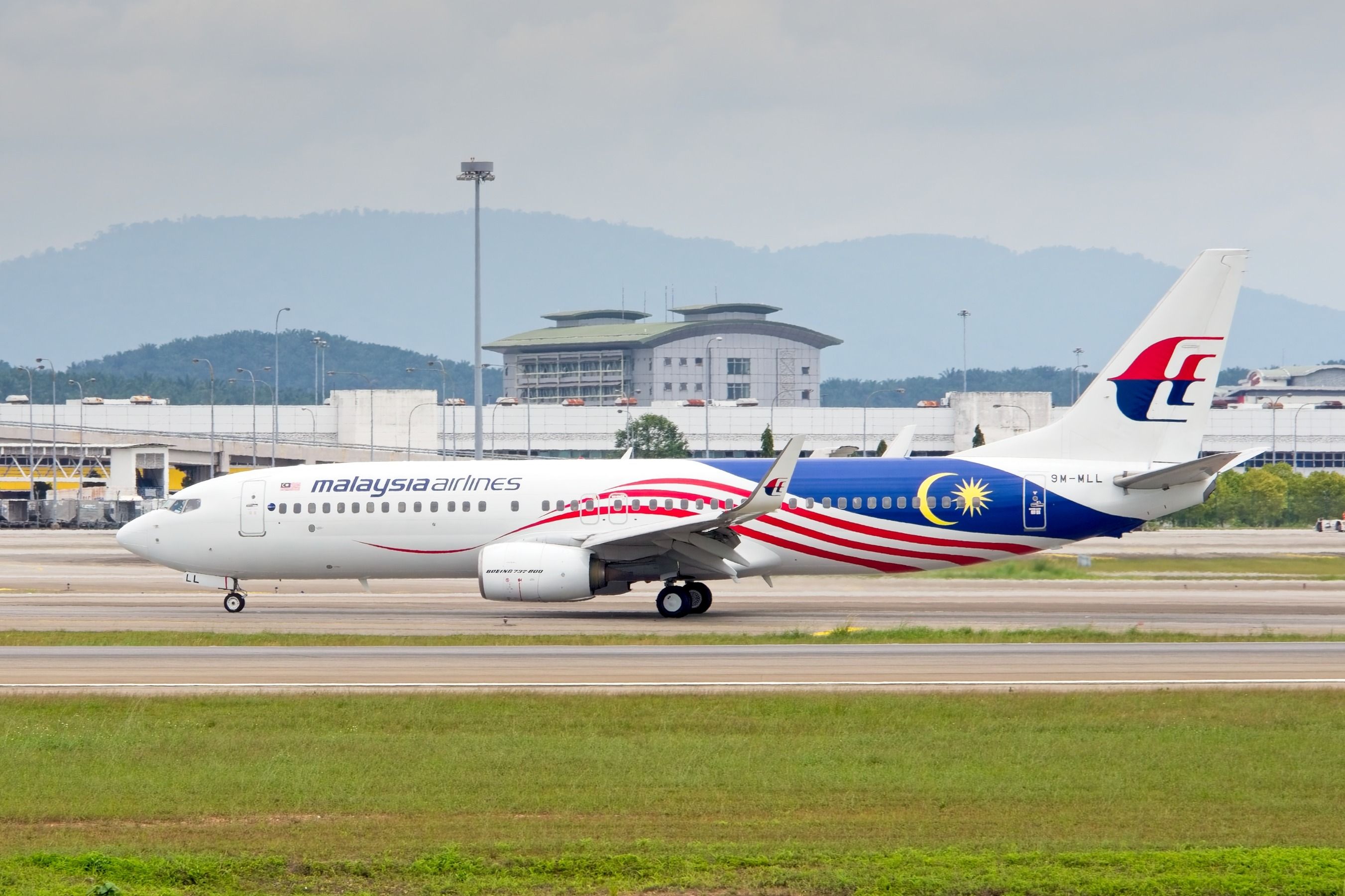 Malaysia Airlines Boeing 737-800 taxiing