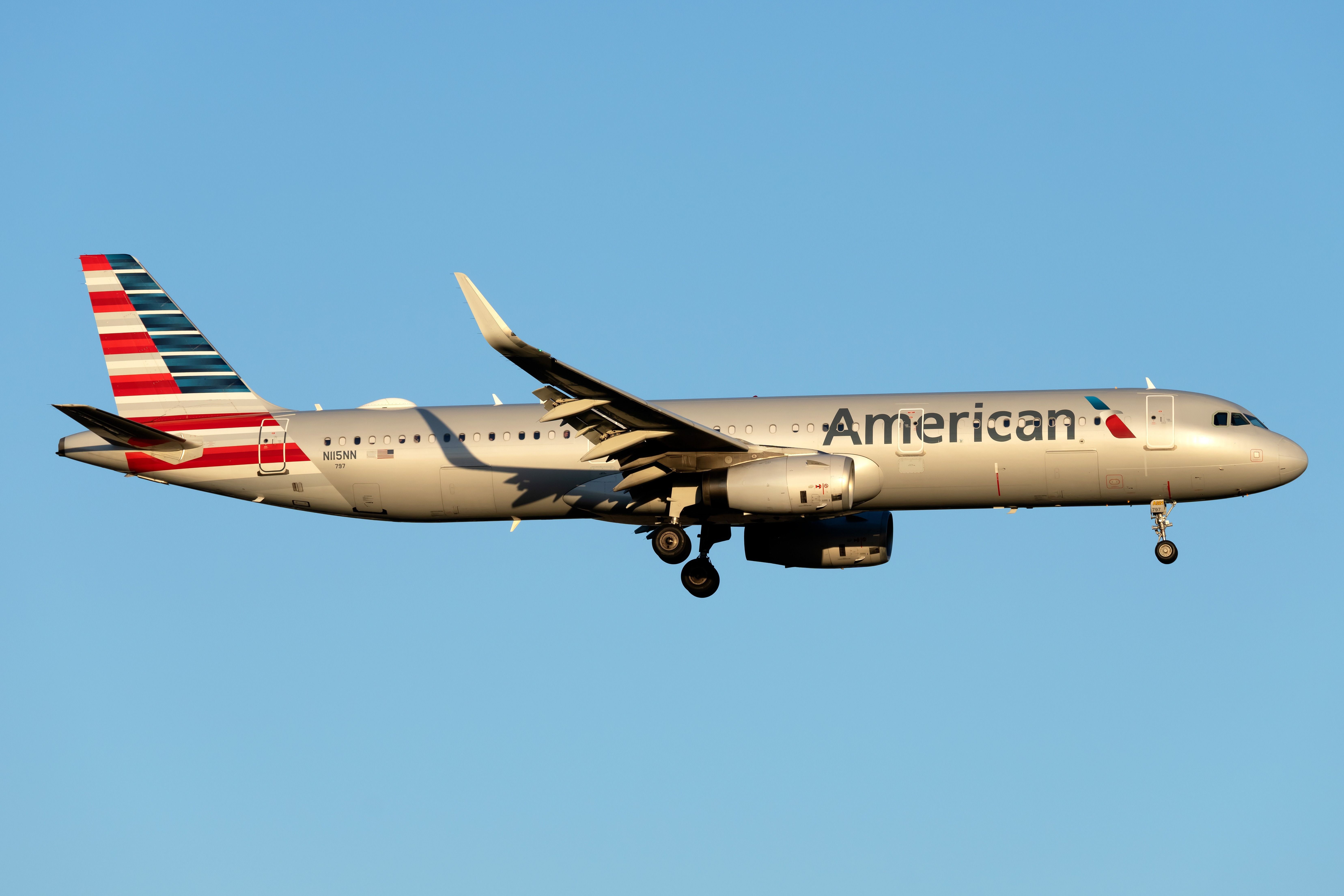 N115NN American Airlines Airbus A321-231 landing