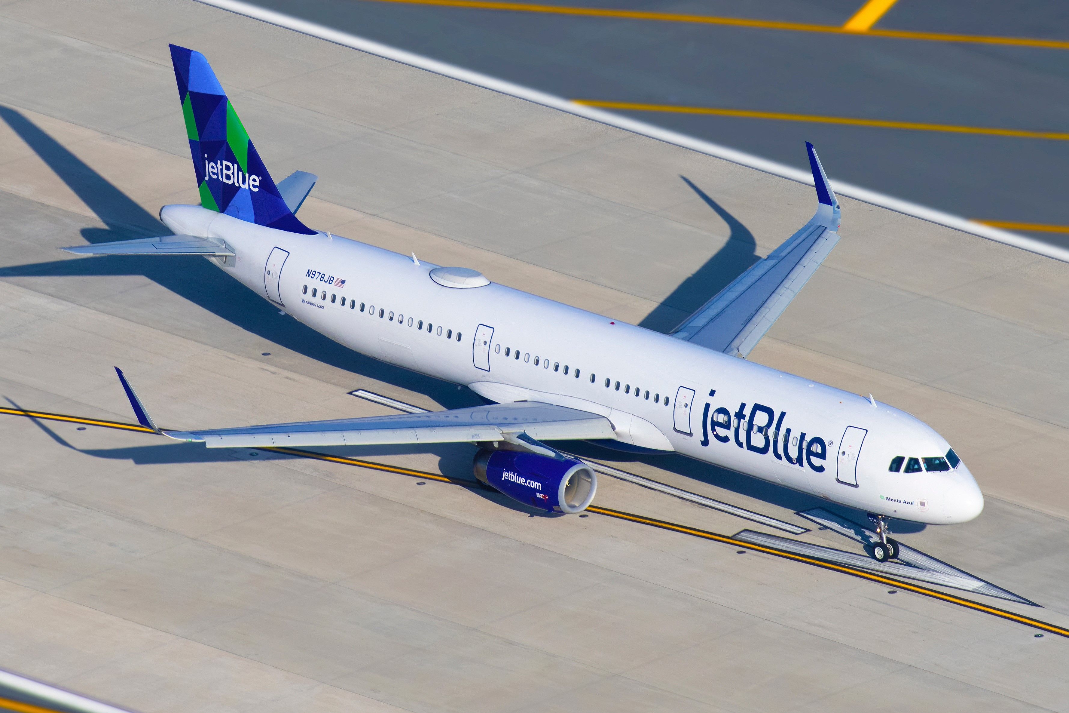 A JetBlue Airways Airbus A321-231 on an airport apron.
