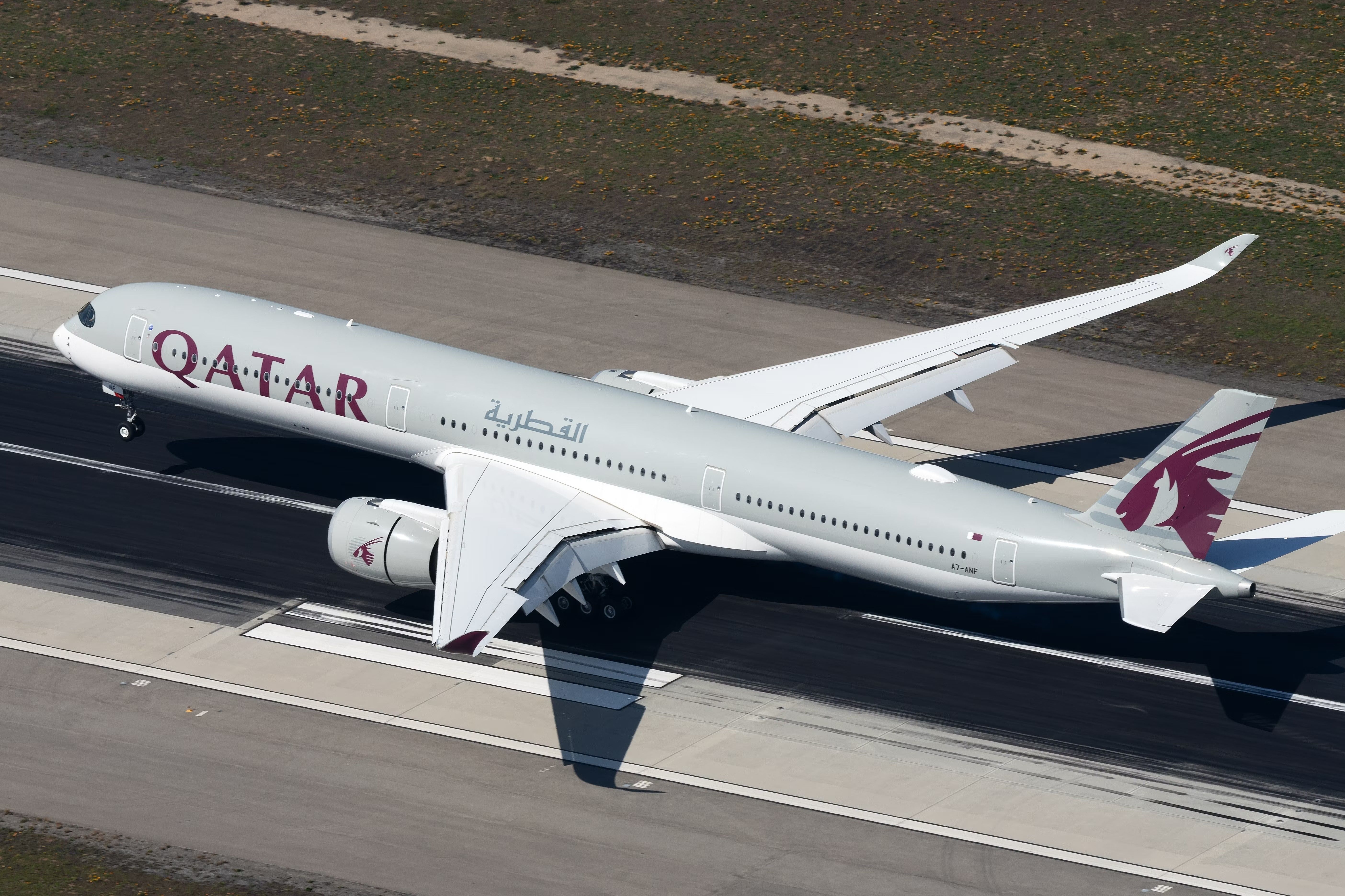 Qatar Airways A350-1000 landing3.2