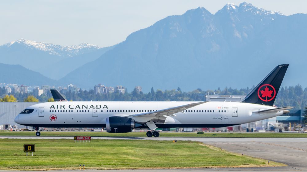 Air Canada 787 taxiing at YVR
