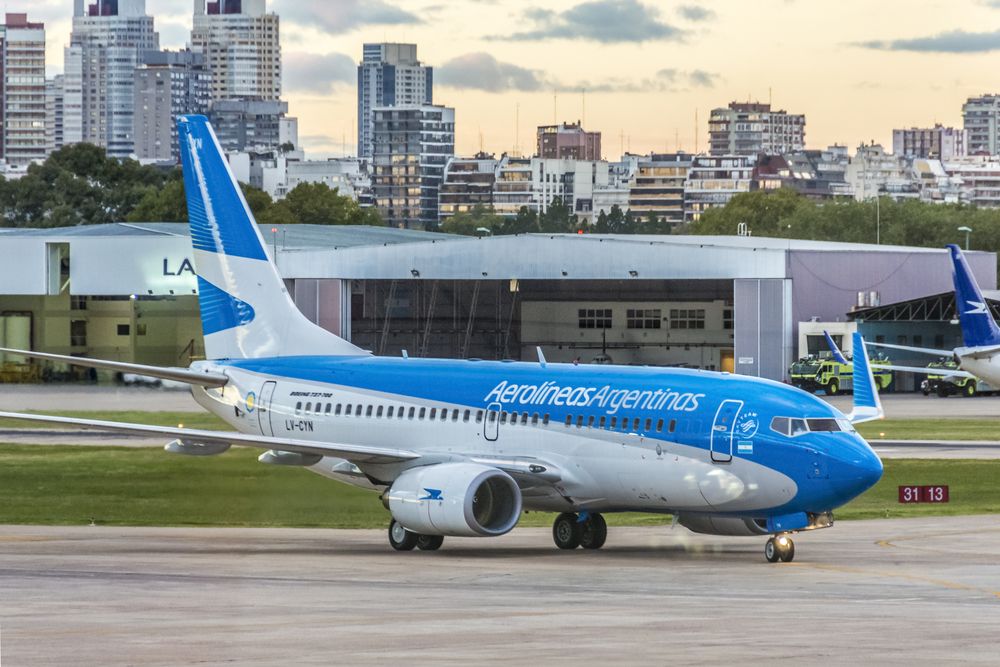 Aerolineas Argentinas Boeing 737-700 taxiing
