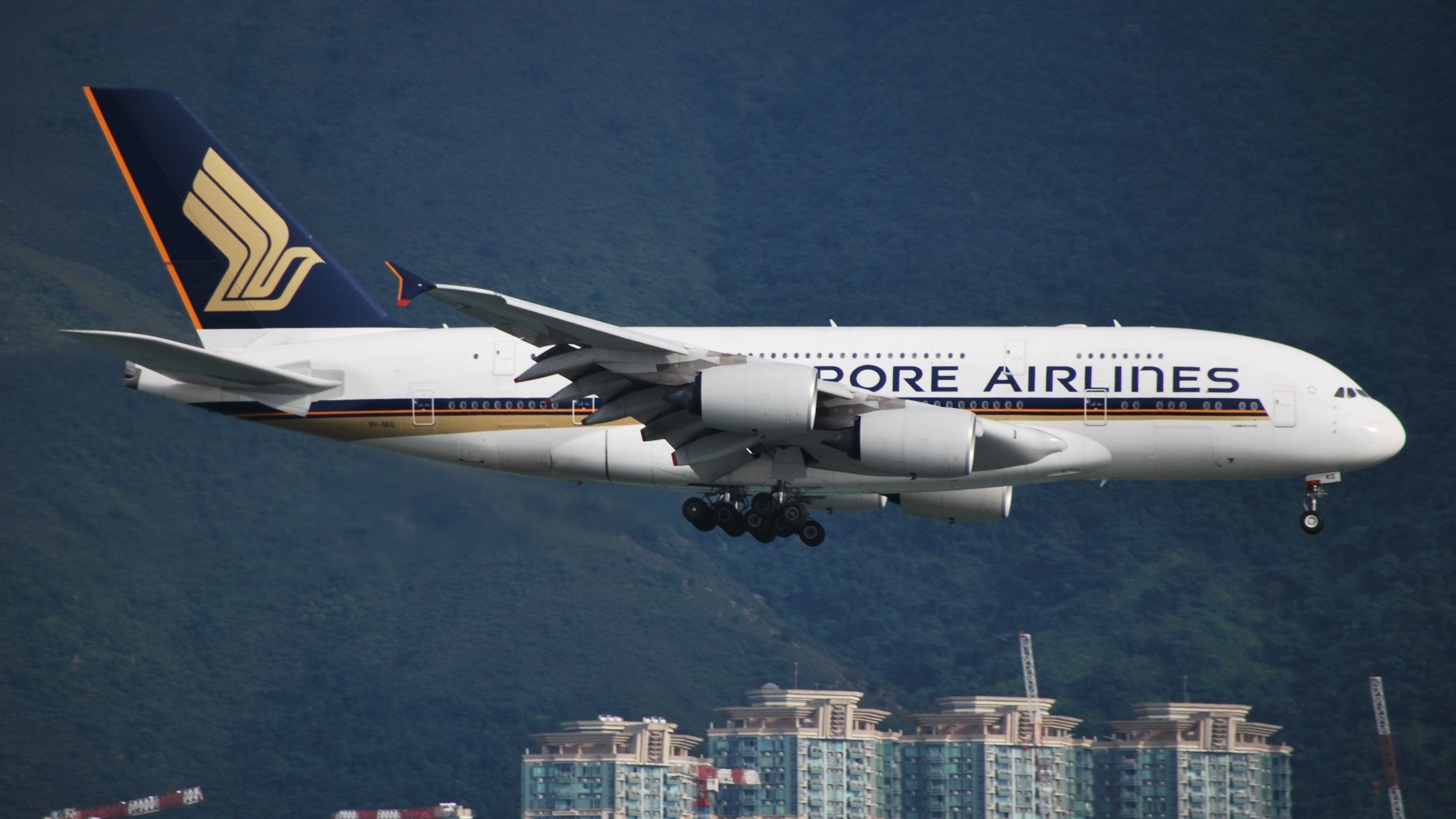 A Singapore Airlines Airbus A380 landing