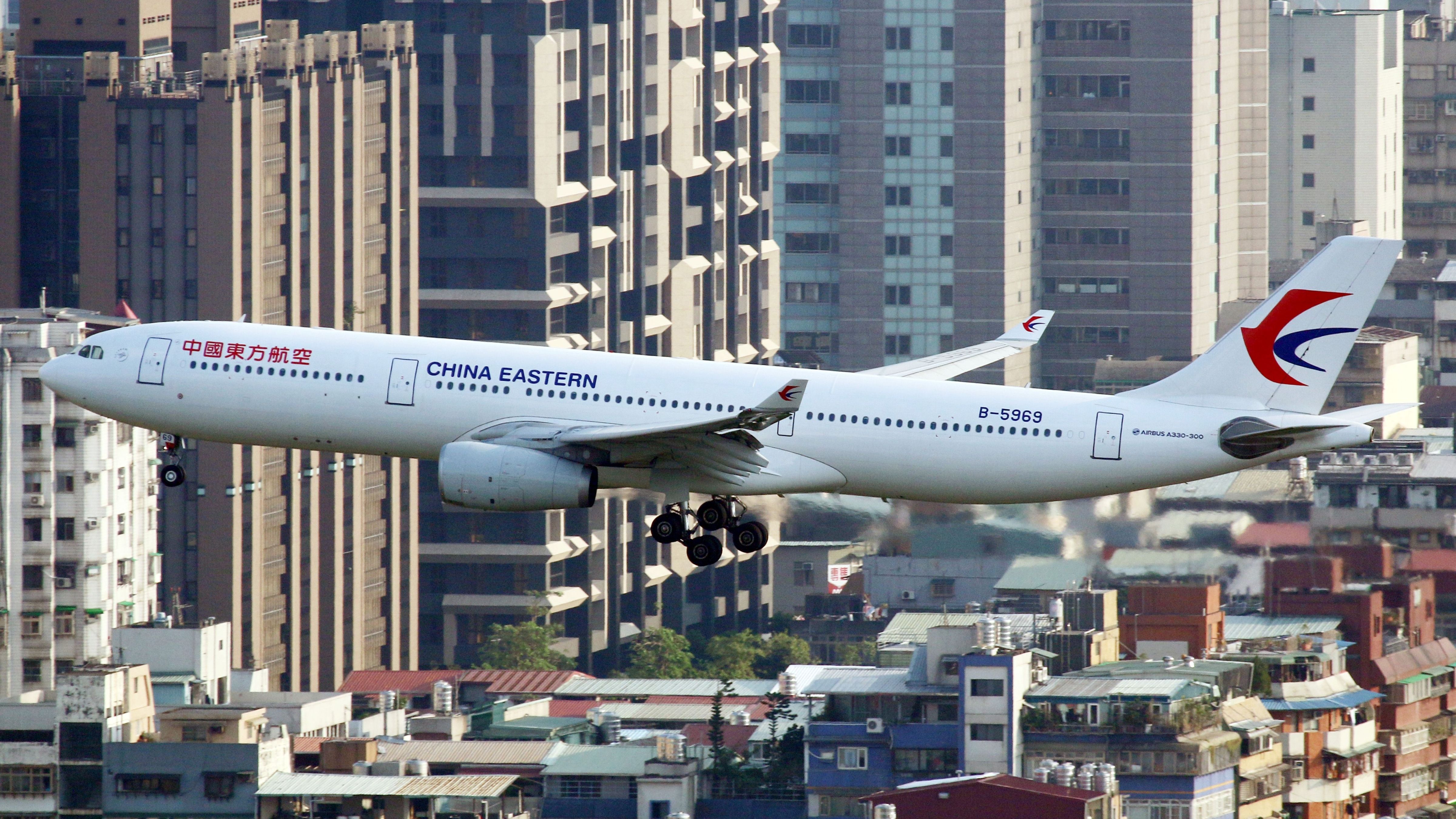 China Eastern A330-300 landing 