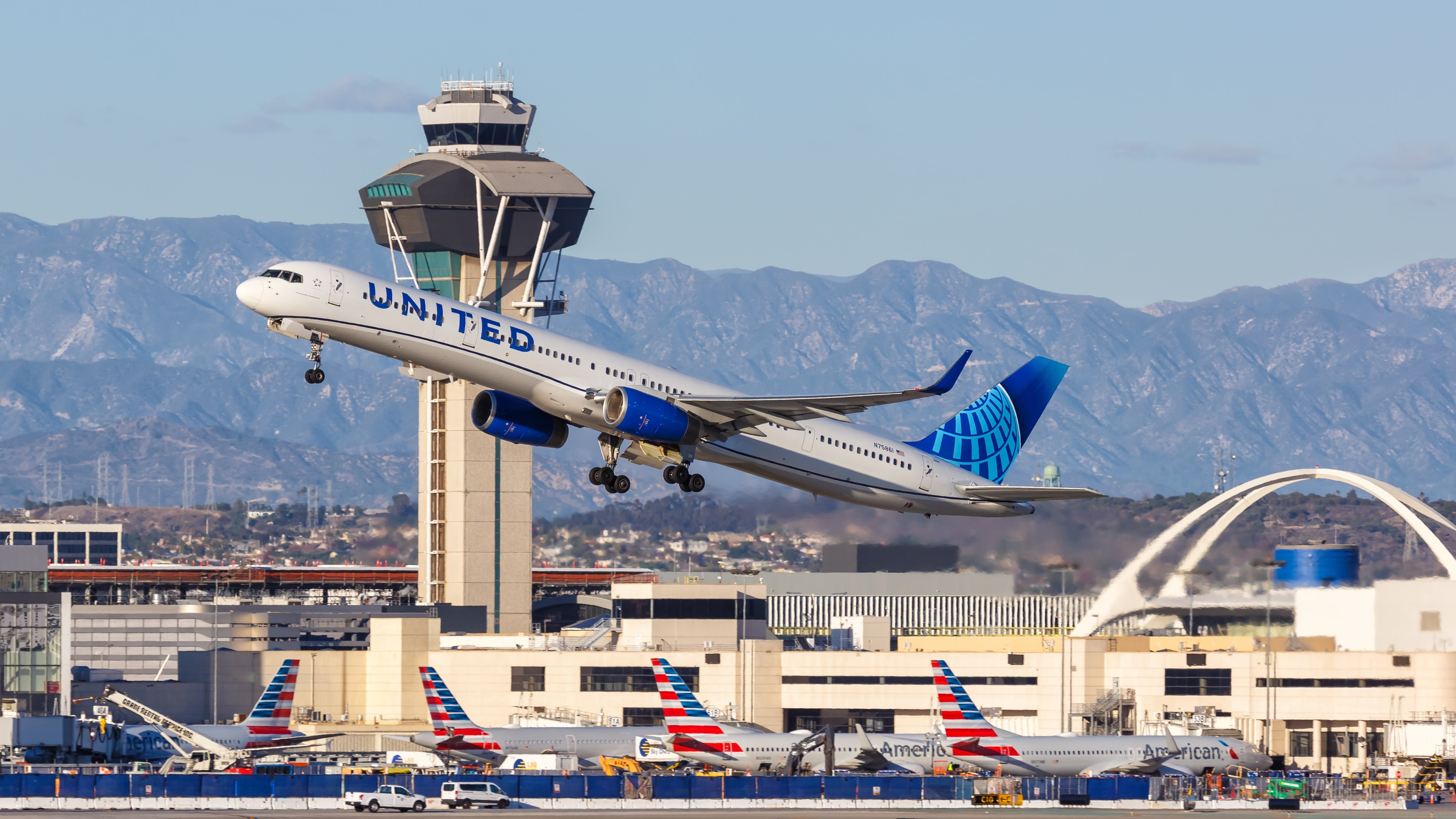A United Airlines Boeing 757-300 Departing From Los Angeles International Airport.