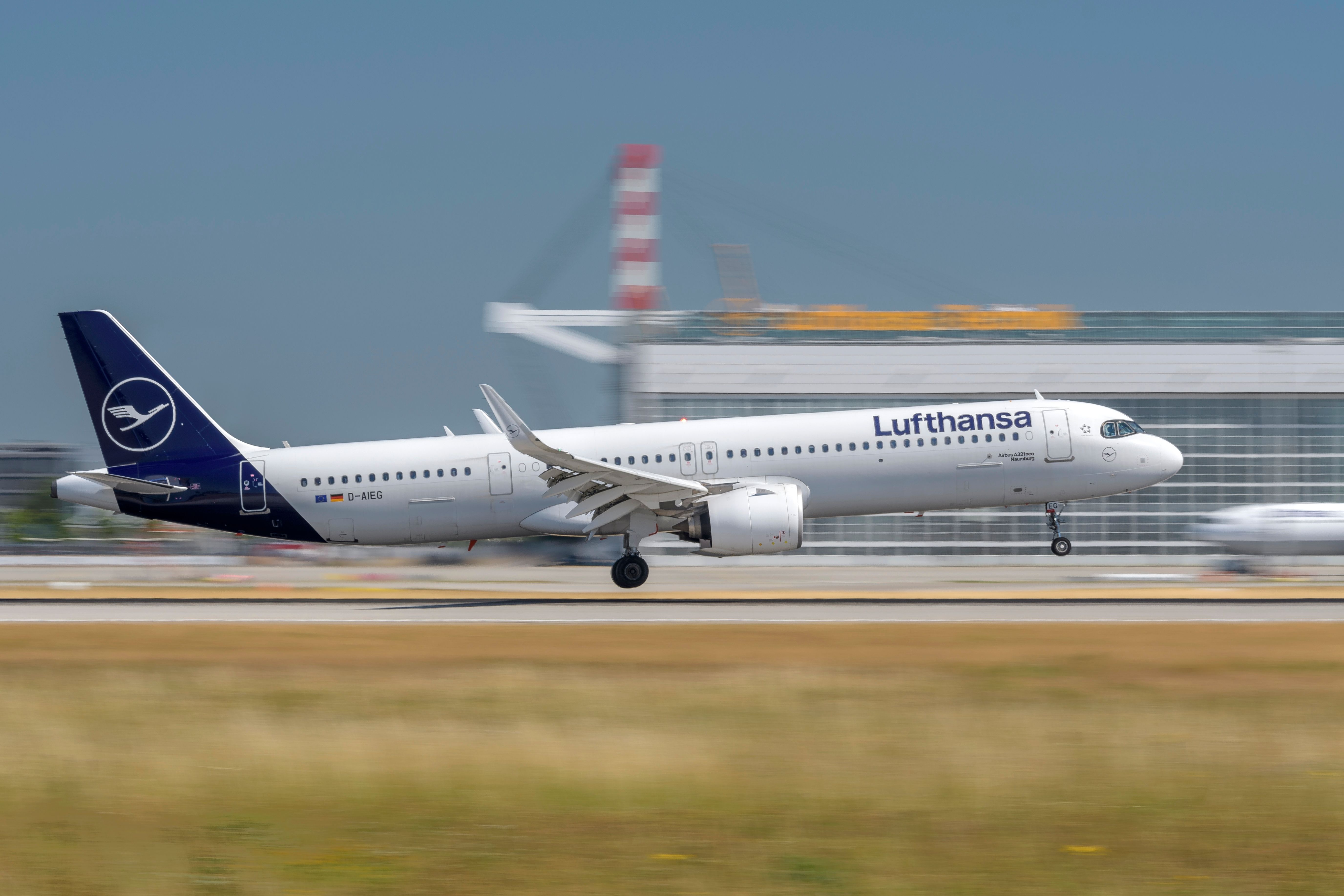 A Lufthansa A321neo just as it takes off.