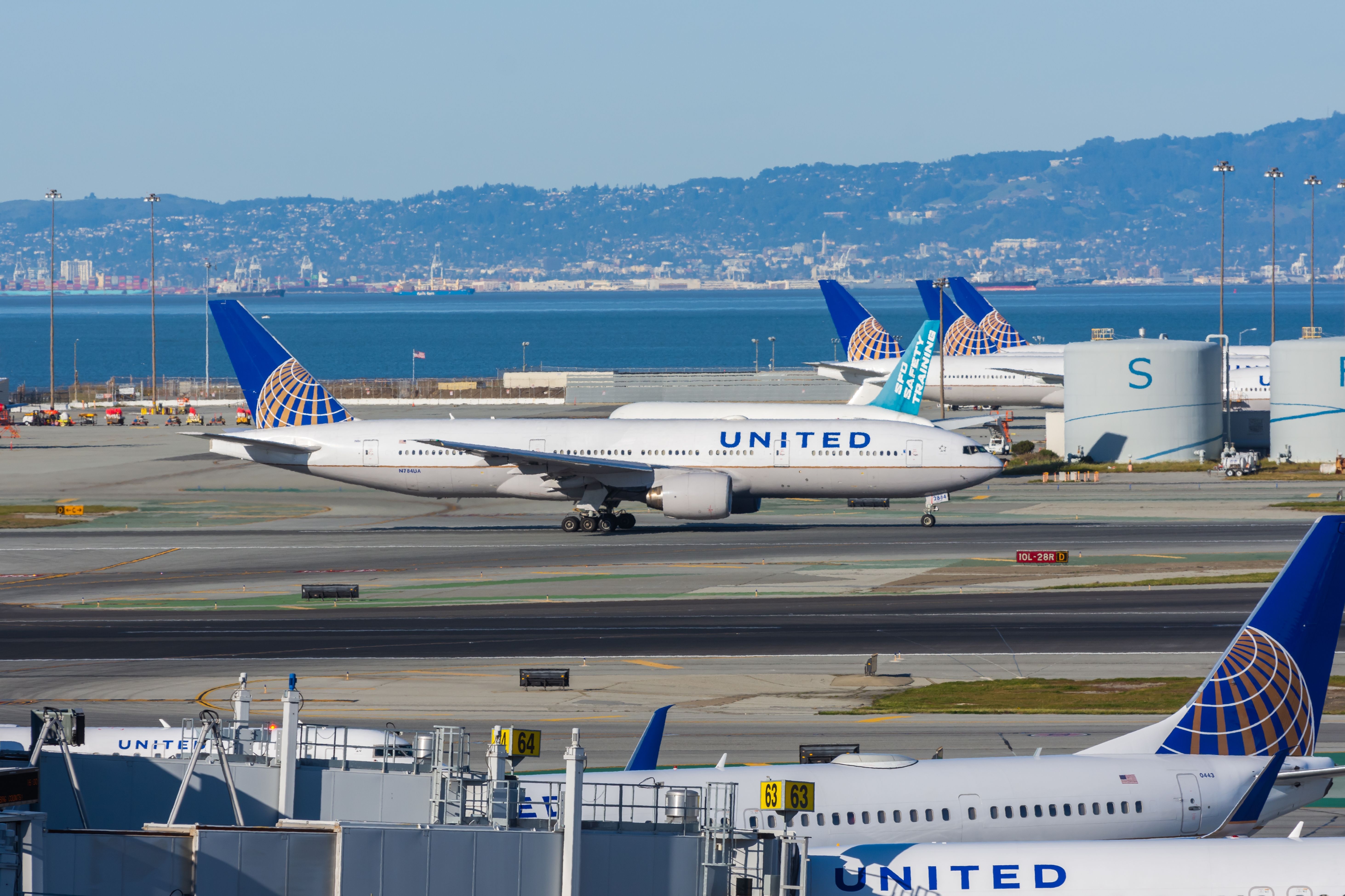 Multiple United Airlines aircraft on the apron in San Francisco.