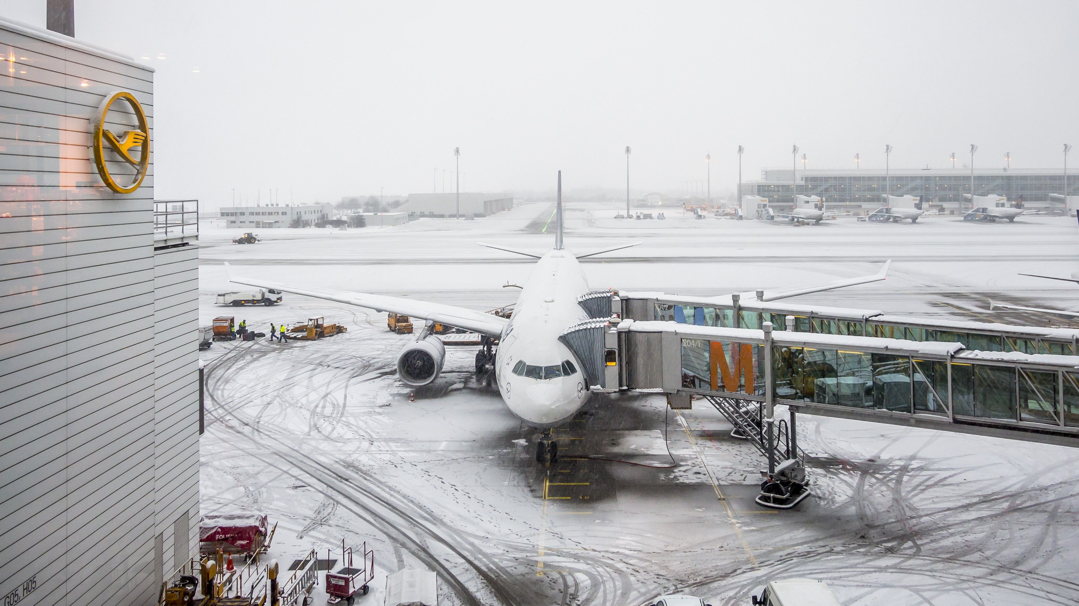 Snow at Munich Airport, Lufthansa 2014