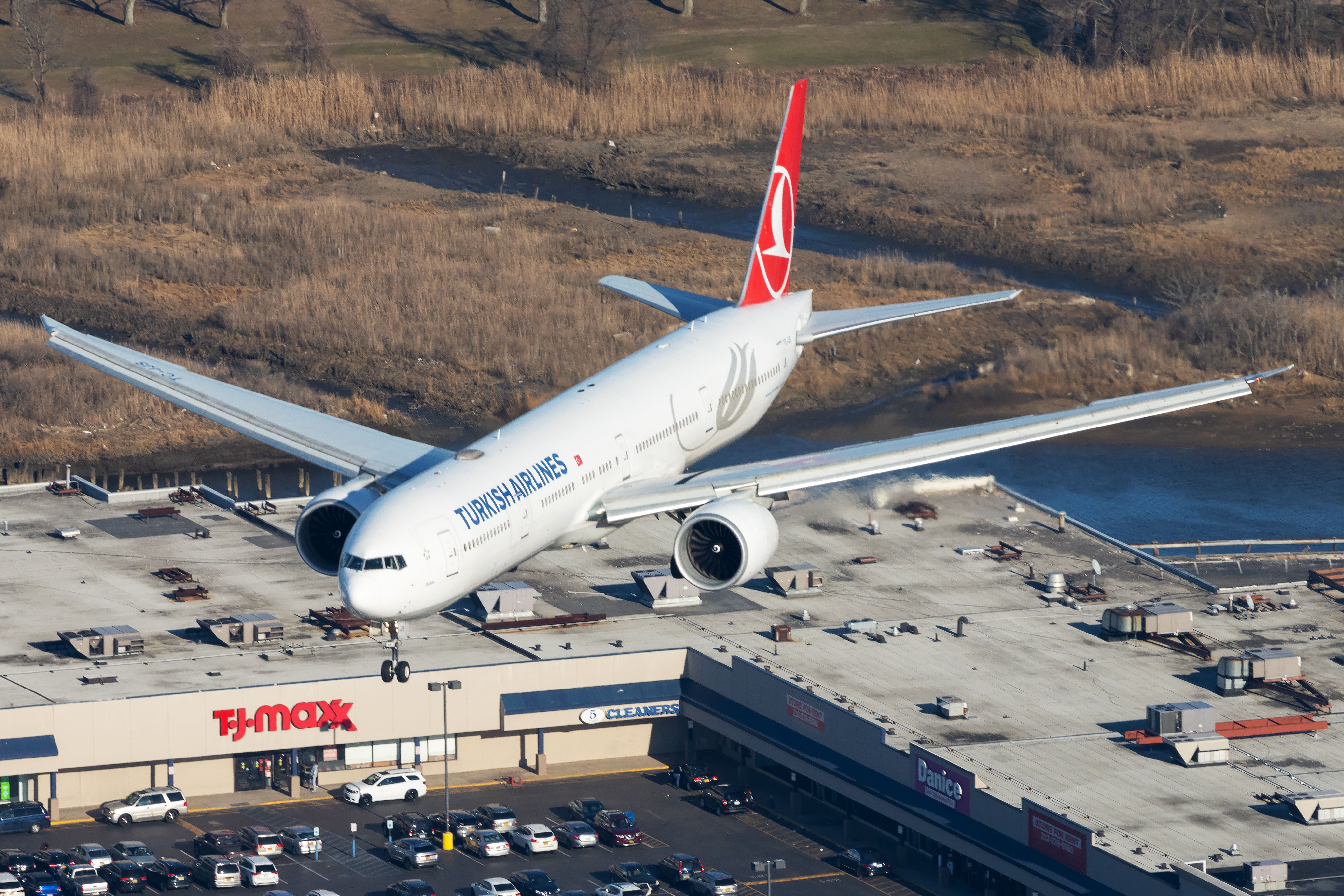 TC-JJS Turkish Airlines Boeing 777-3F2(ER) (3)