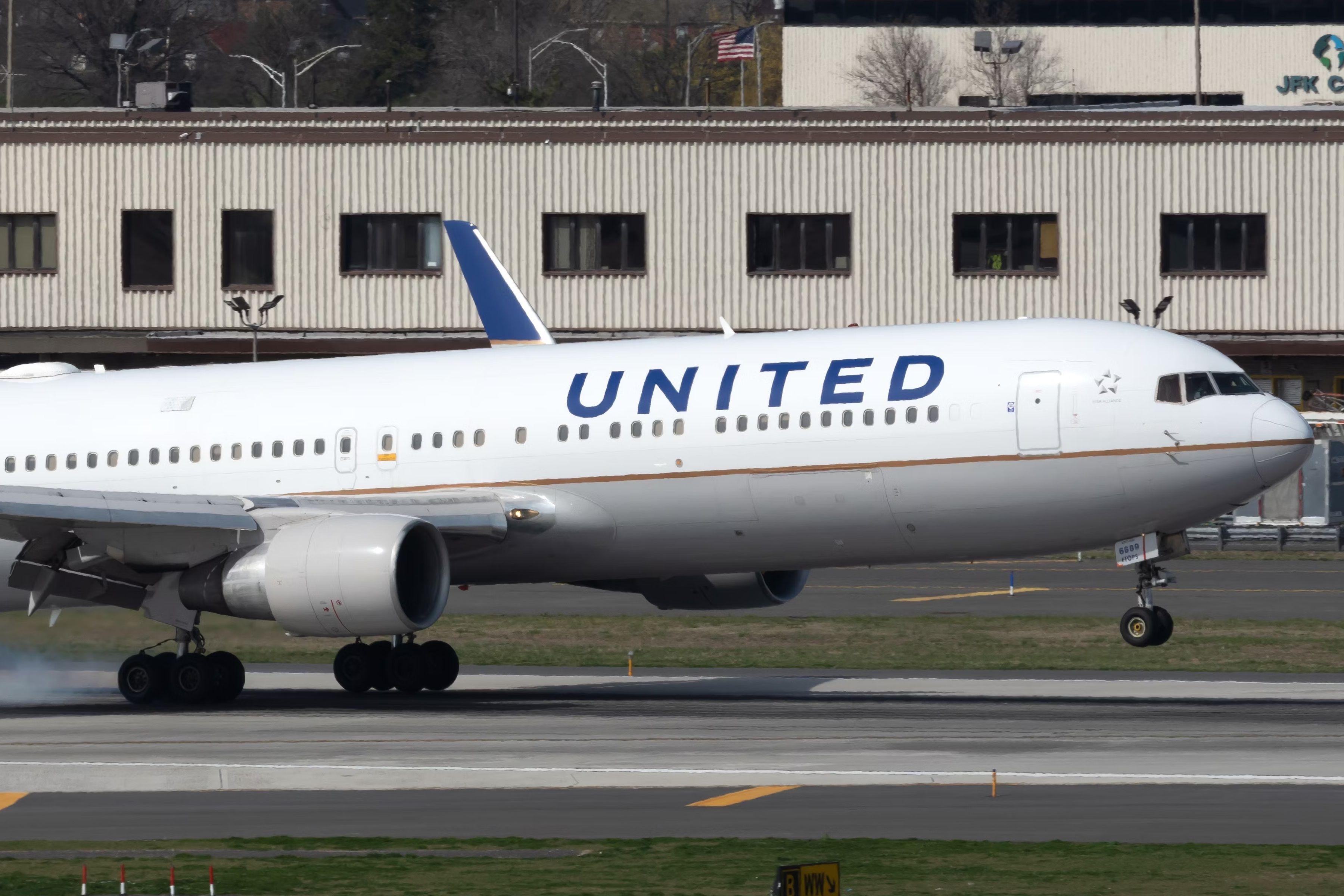 United Airlines 767-300ER landing