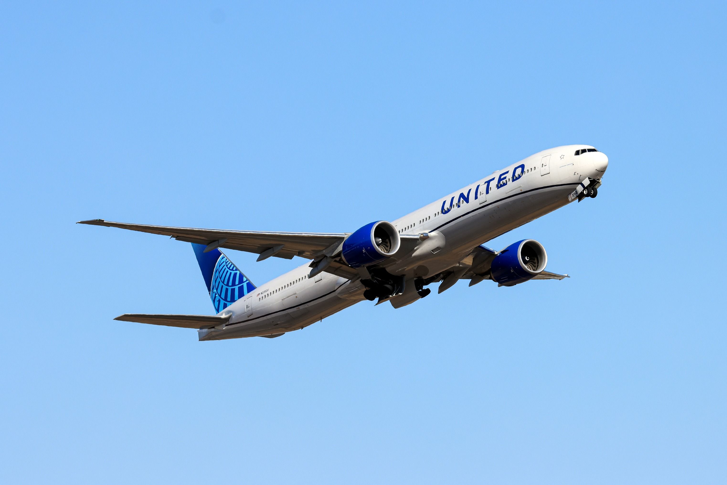 United Airlines Boeing 777 departing