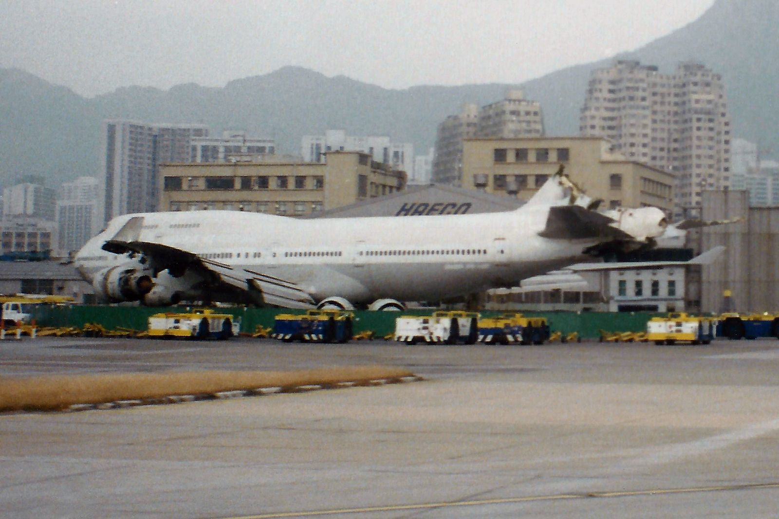 Untitled_(China_Airlines)_Boeing_747-409_B-165_(23222709894)