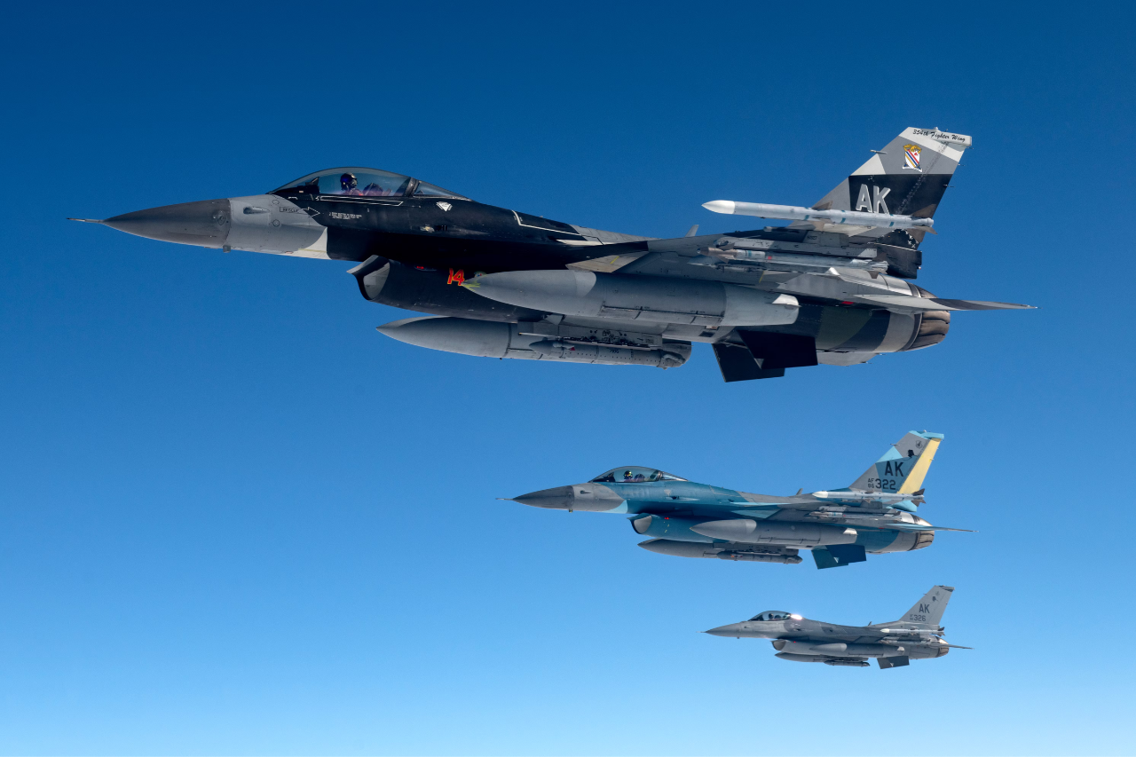 3 F-16s flying in formation (thumbnail)
