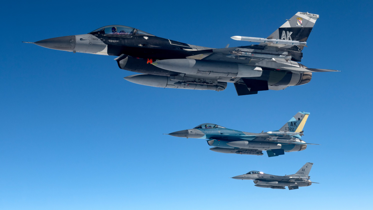 what is the range of an f 16 fighter jet