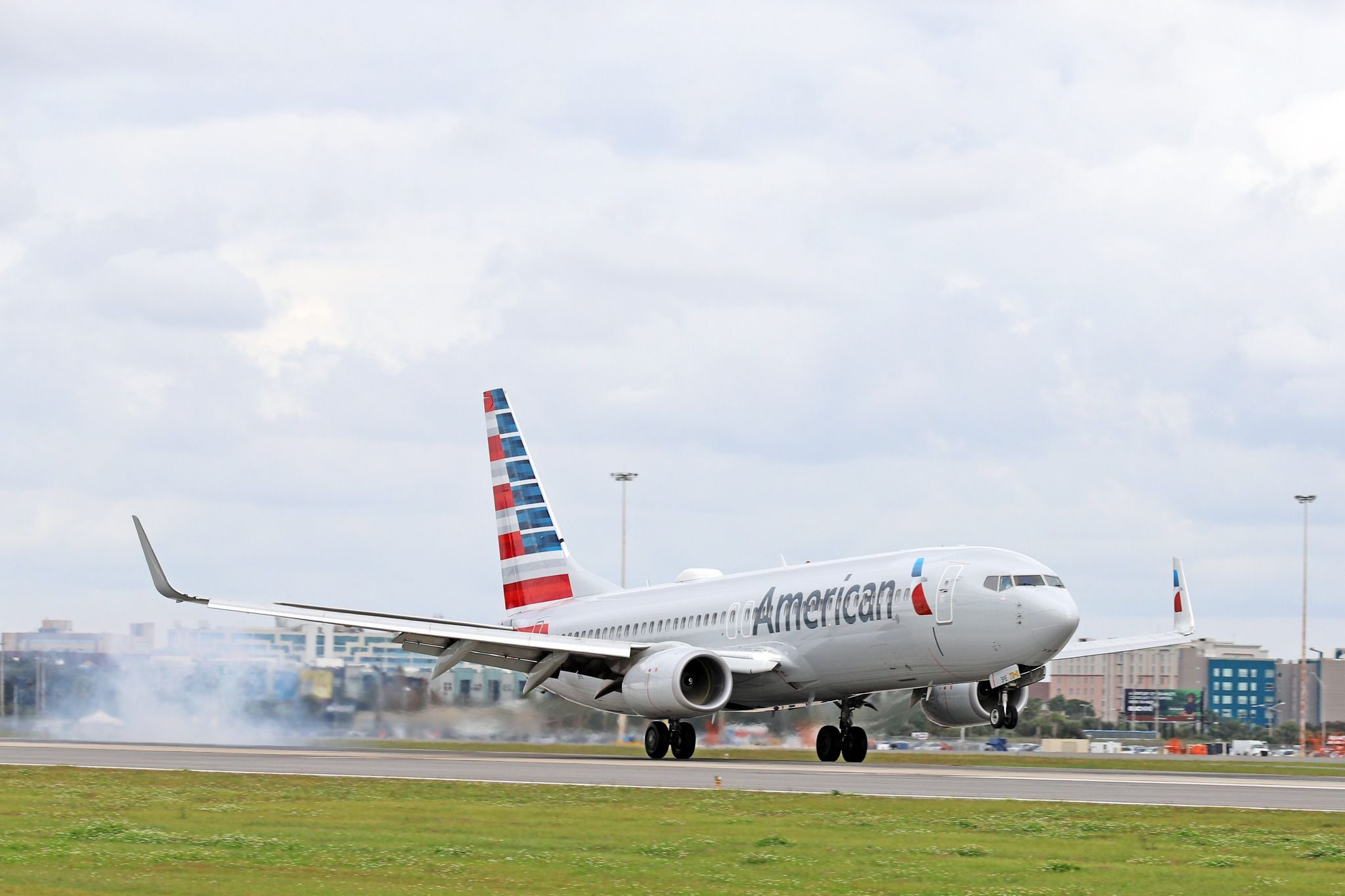 American Airlines Boeing 737-823 landing at Orlando International Airport. 