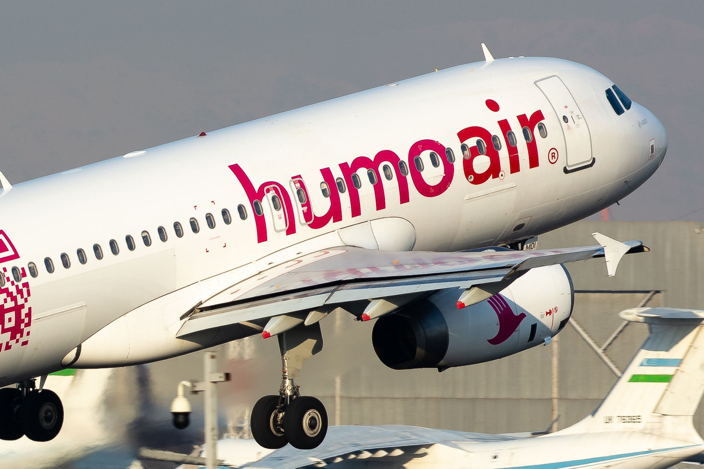 HUMO Air Airbus A320 taking off