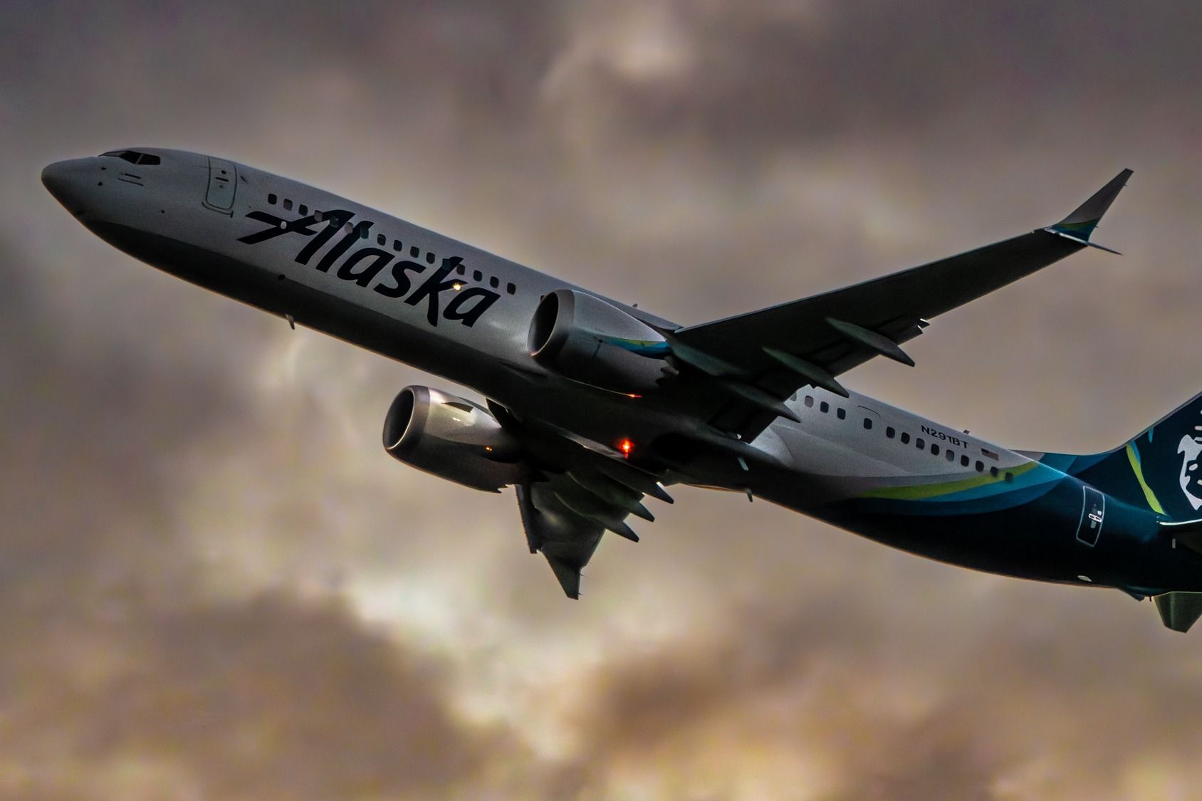 Alaska Airlines Boeing 737 MAX 9 departing Seattle Tacoma International Airport SEA