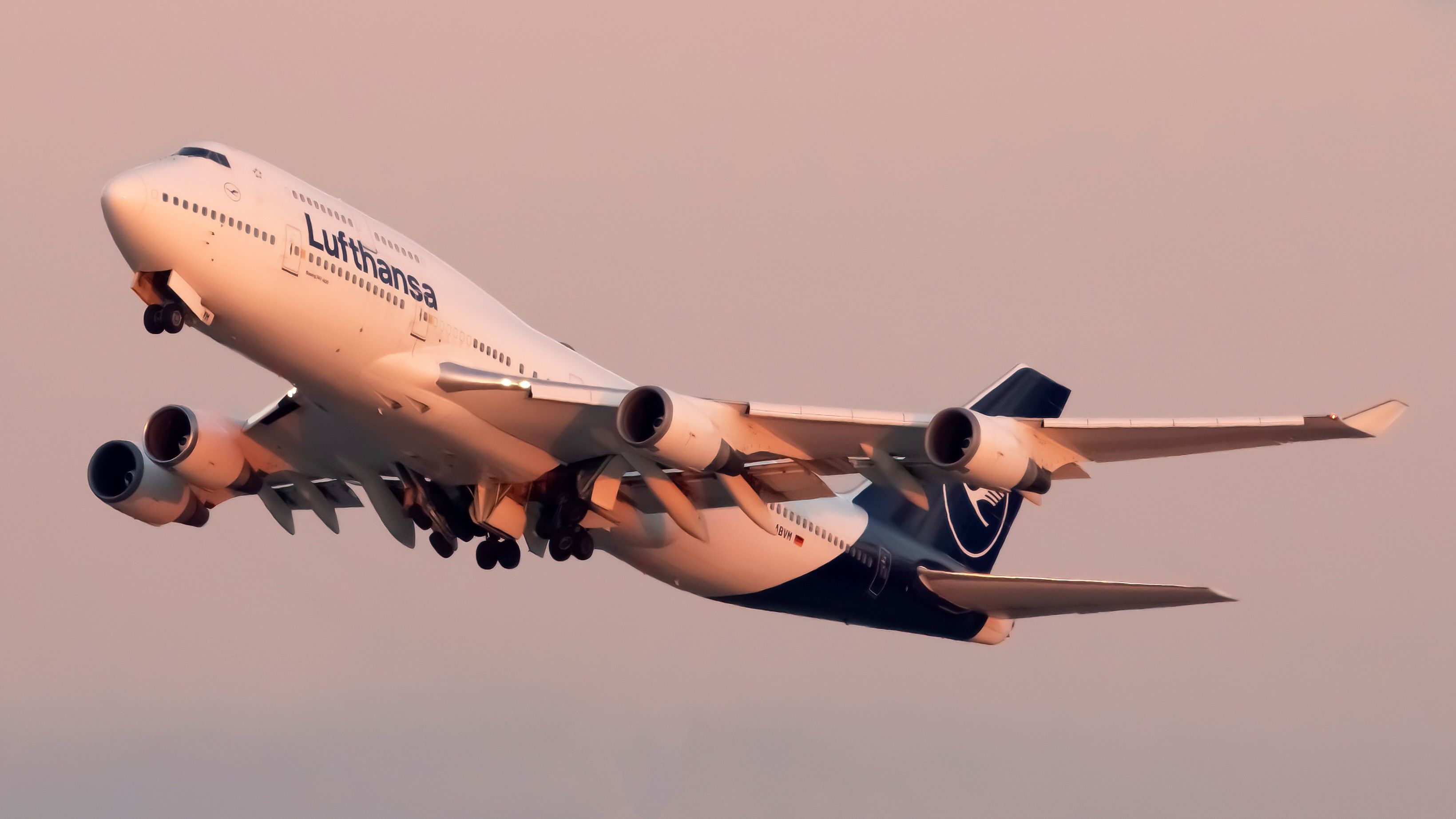 d-abvm-lufthansa-boeing-747-