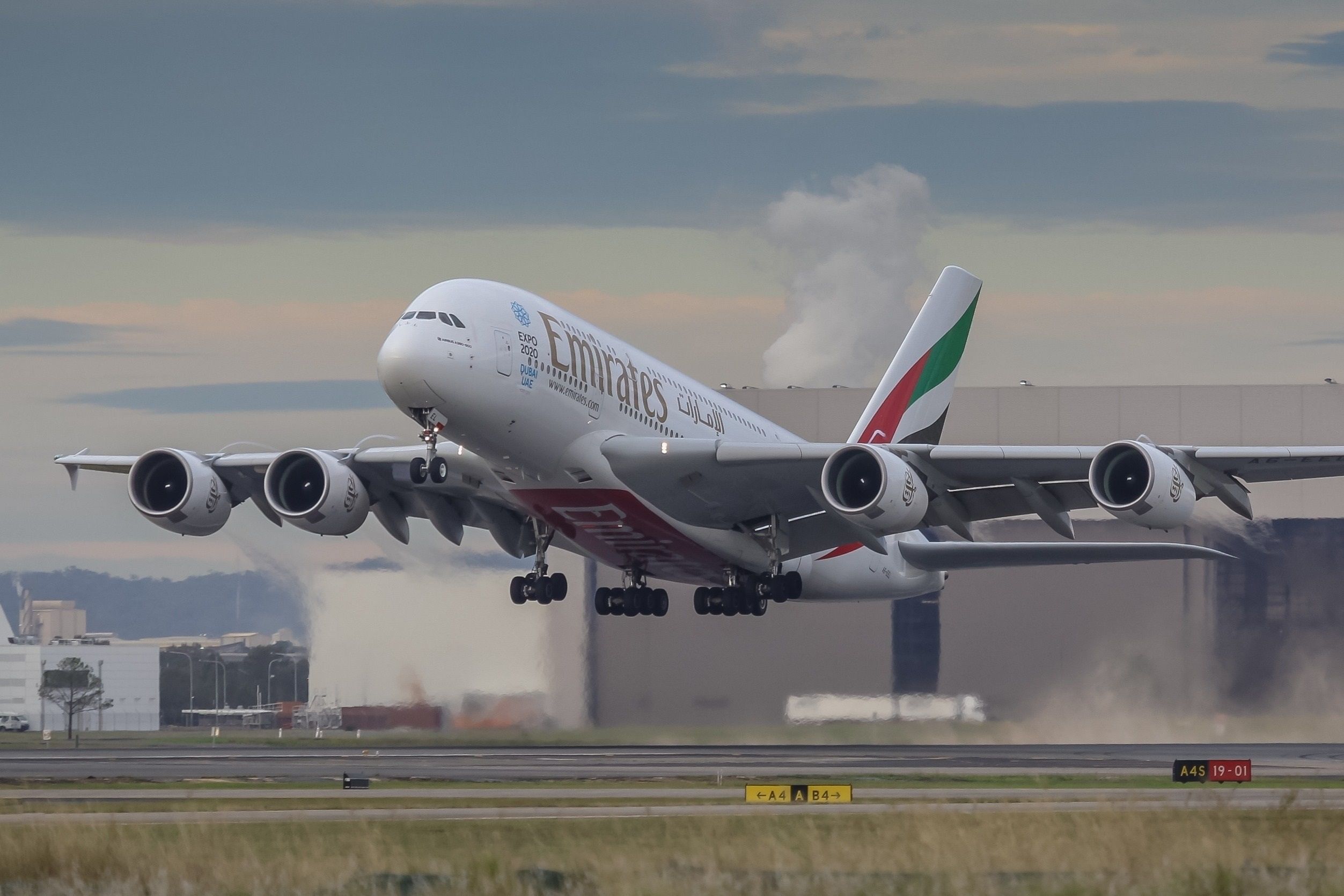 Emirates Airbus A380 Brisbane landing shutterstock_2089401352