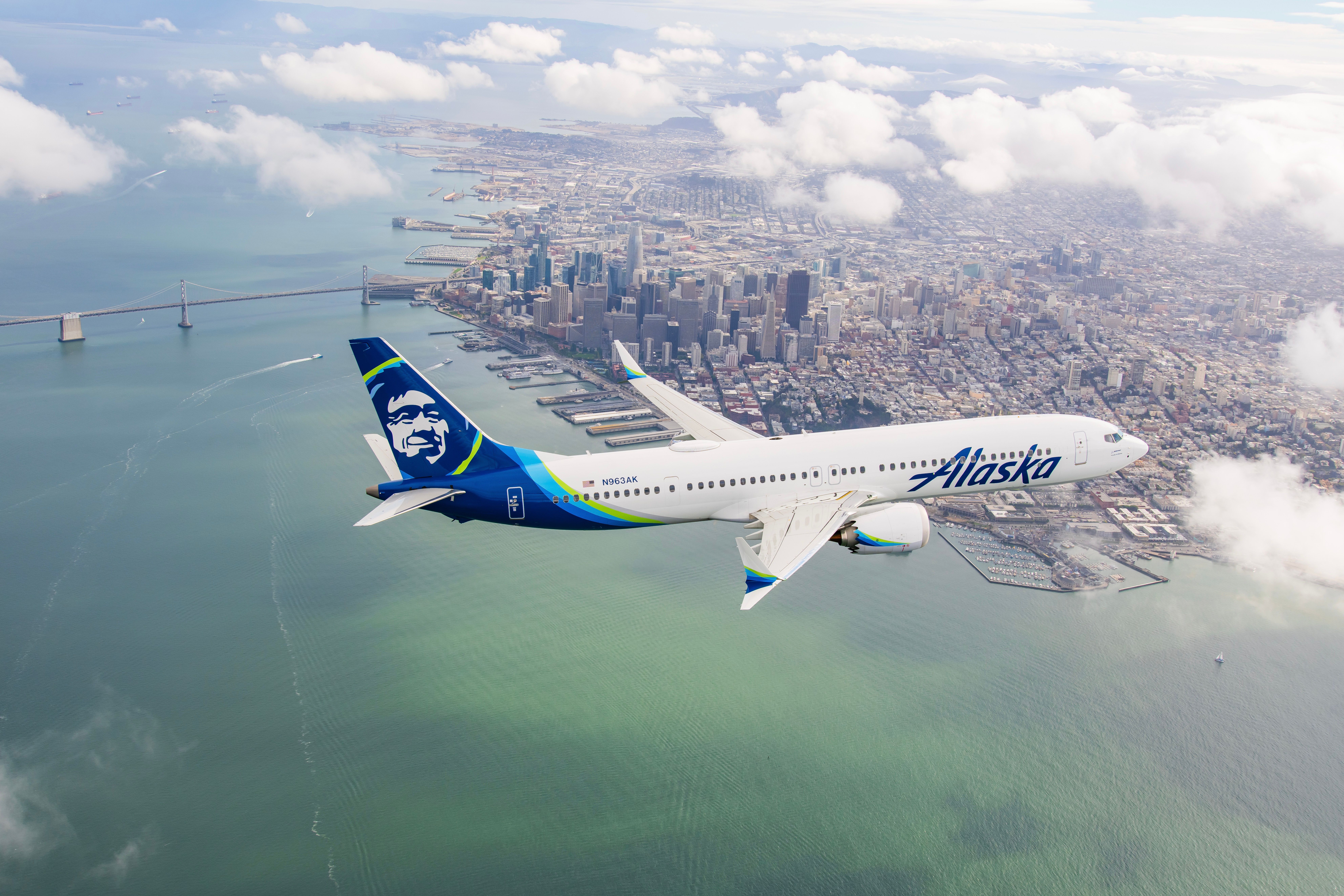 An Alaska Airlines Boeing 737 MAX 9 flying in the sky.