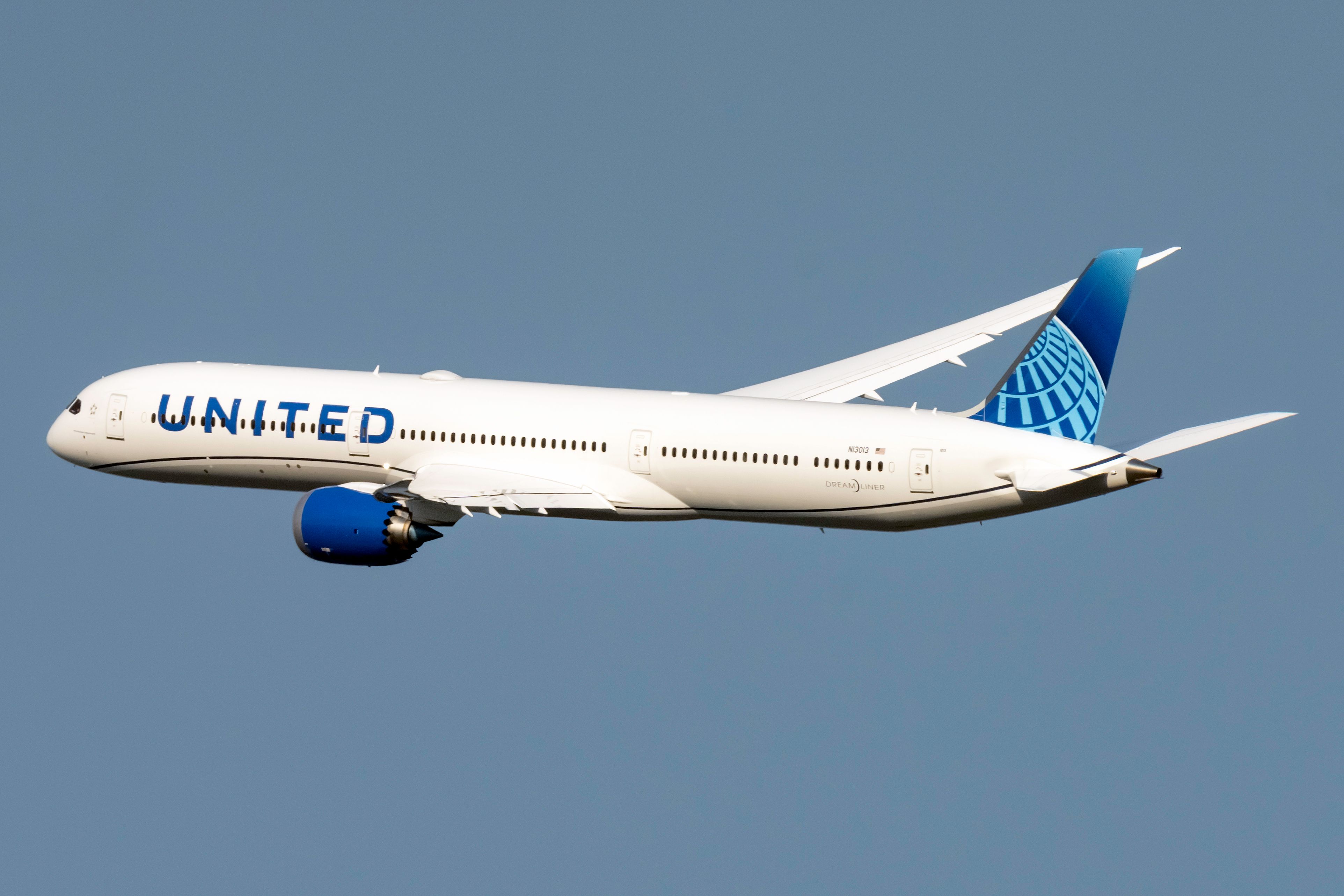 一架聯合航空波音 787-10 在天空中飛行。