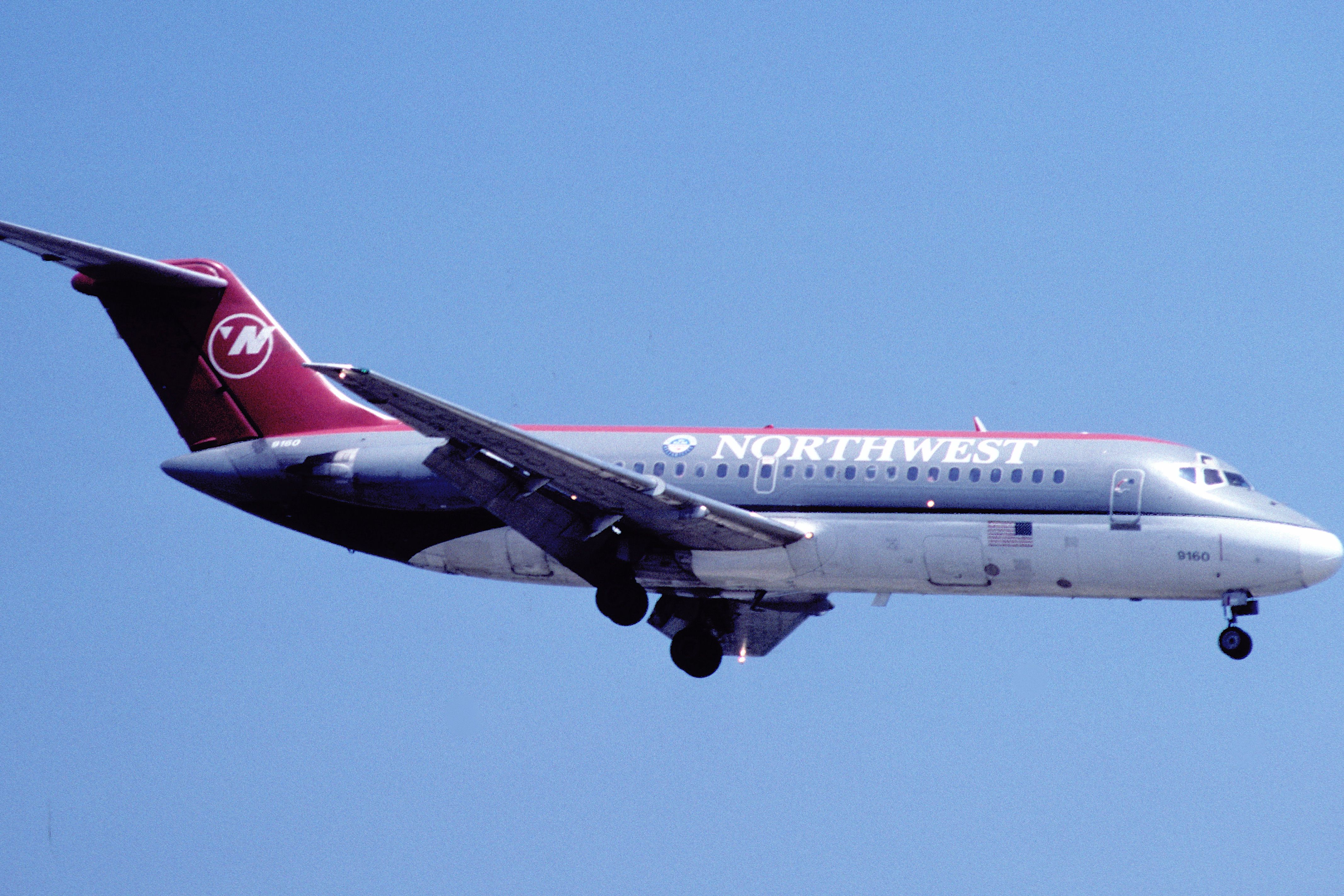 Northwest_Airlines_DC-9-14;_N8903E,_May_1995_(5864486591)-1
