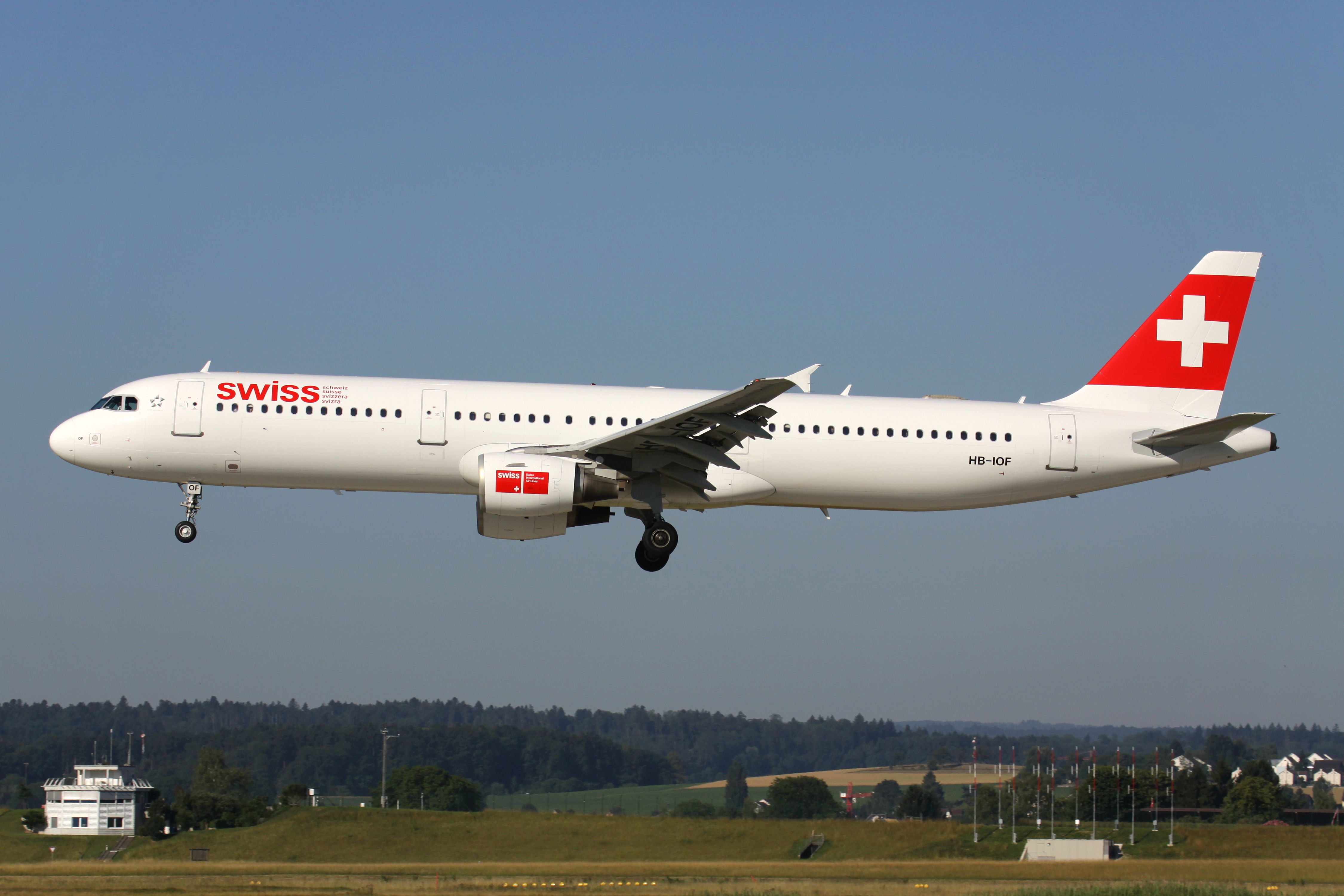SWISS Airbus A321-100 Landing In Zurich
