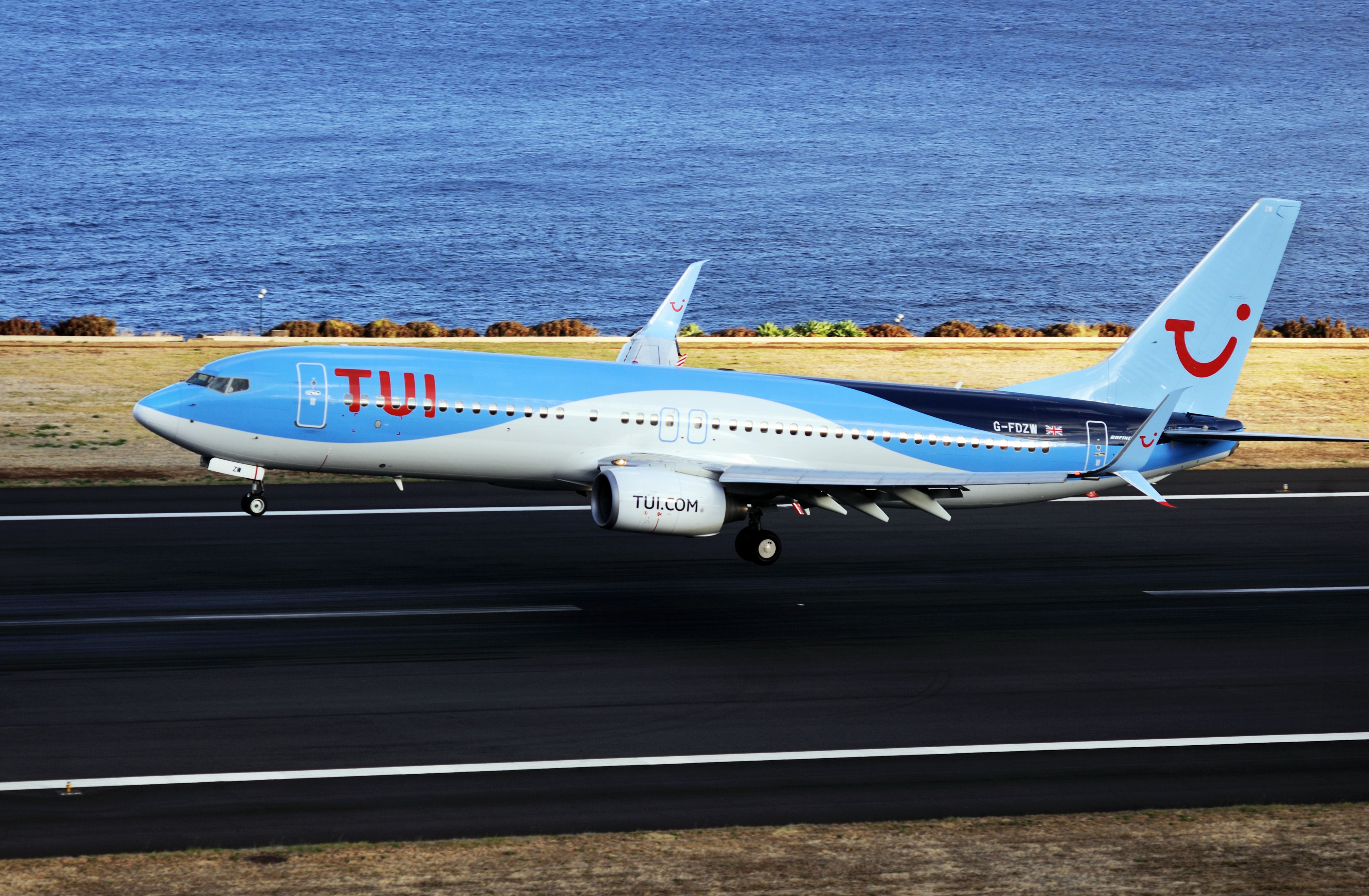TUI 737 in Funchal