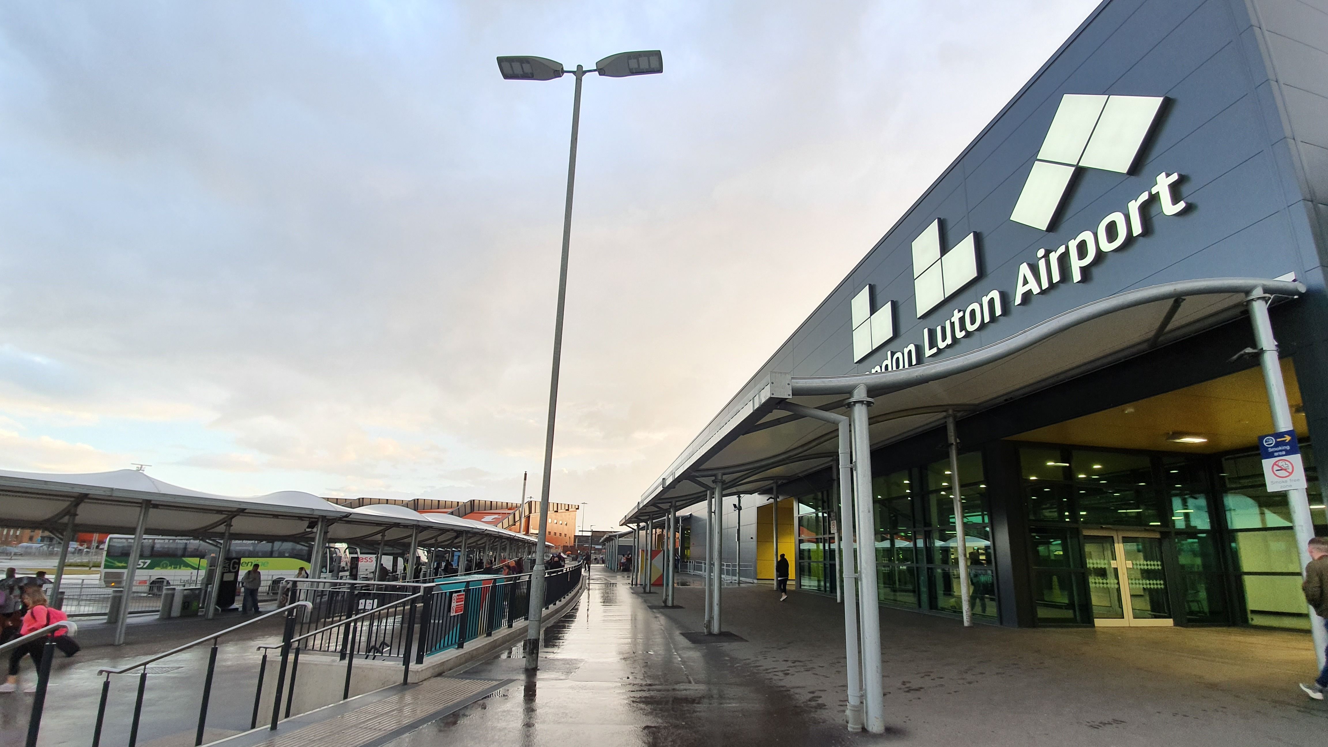 Park And Fly Luton Airport simpleflying.com