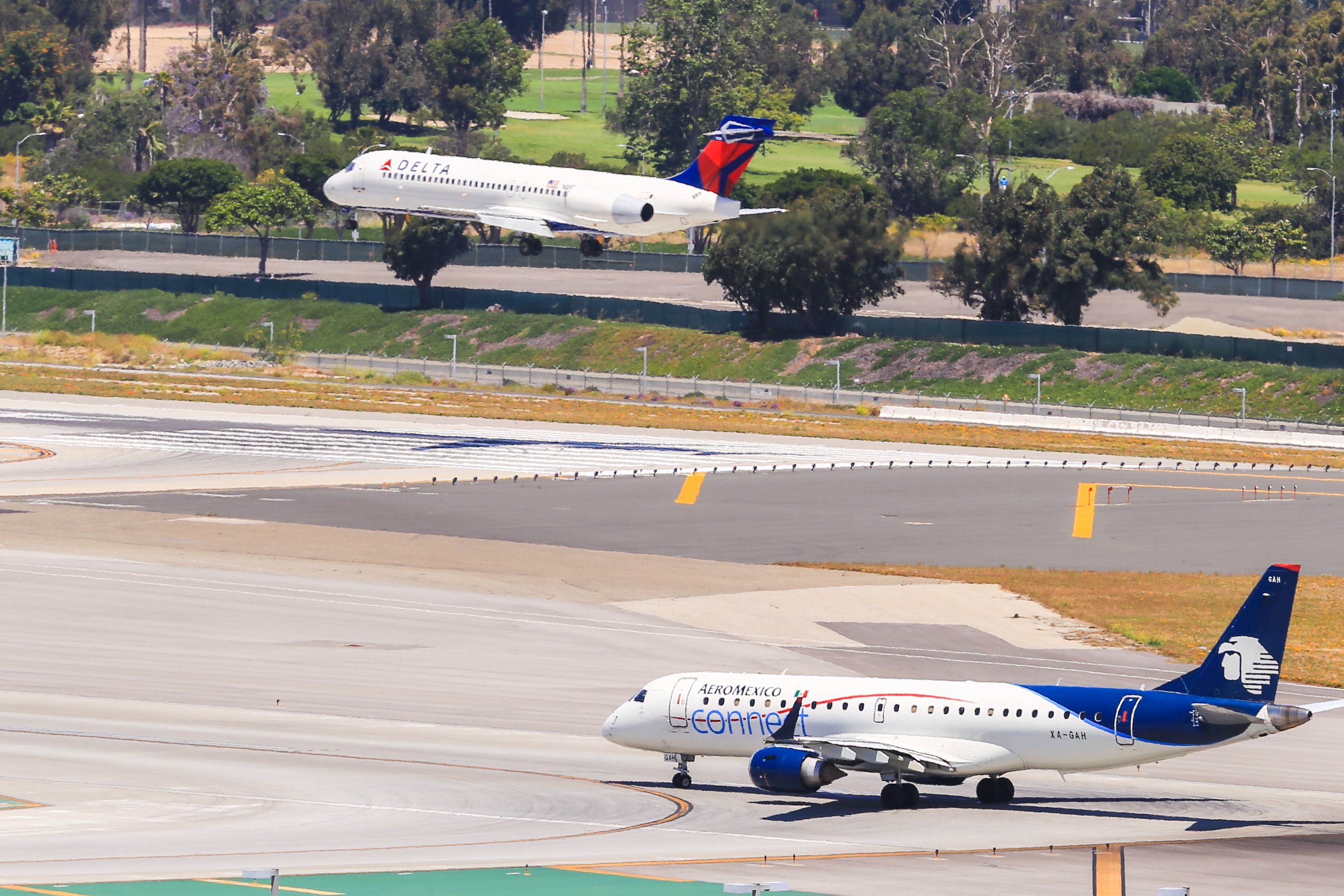 An Aeromexico Connect Embraer E190 and Delta Air Lines Boeing 717-200 at Los Angeles International Airport.