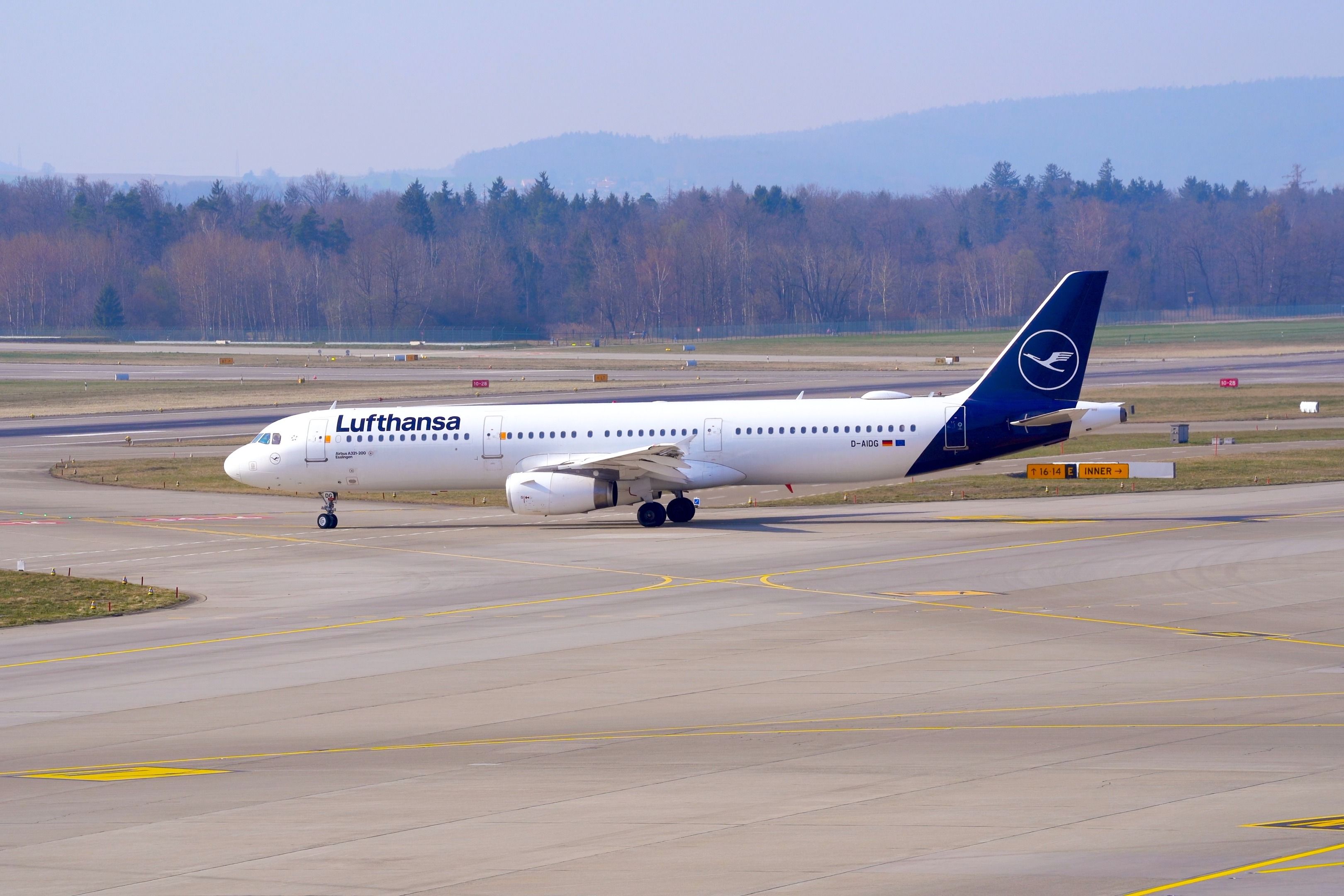 A Lufthansa Airbus A321-200 (D-AIDG) taxiing at Zürich Airport on a sunny spring day.