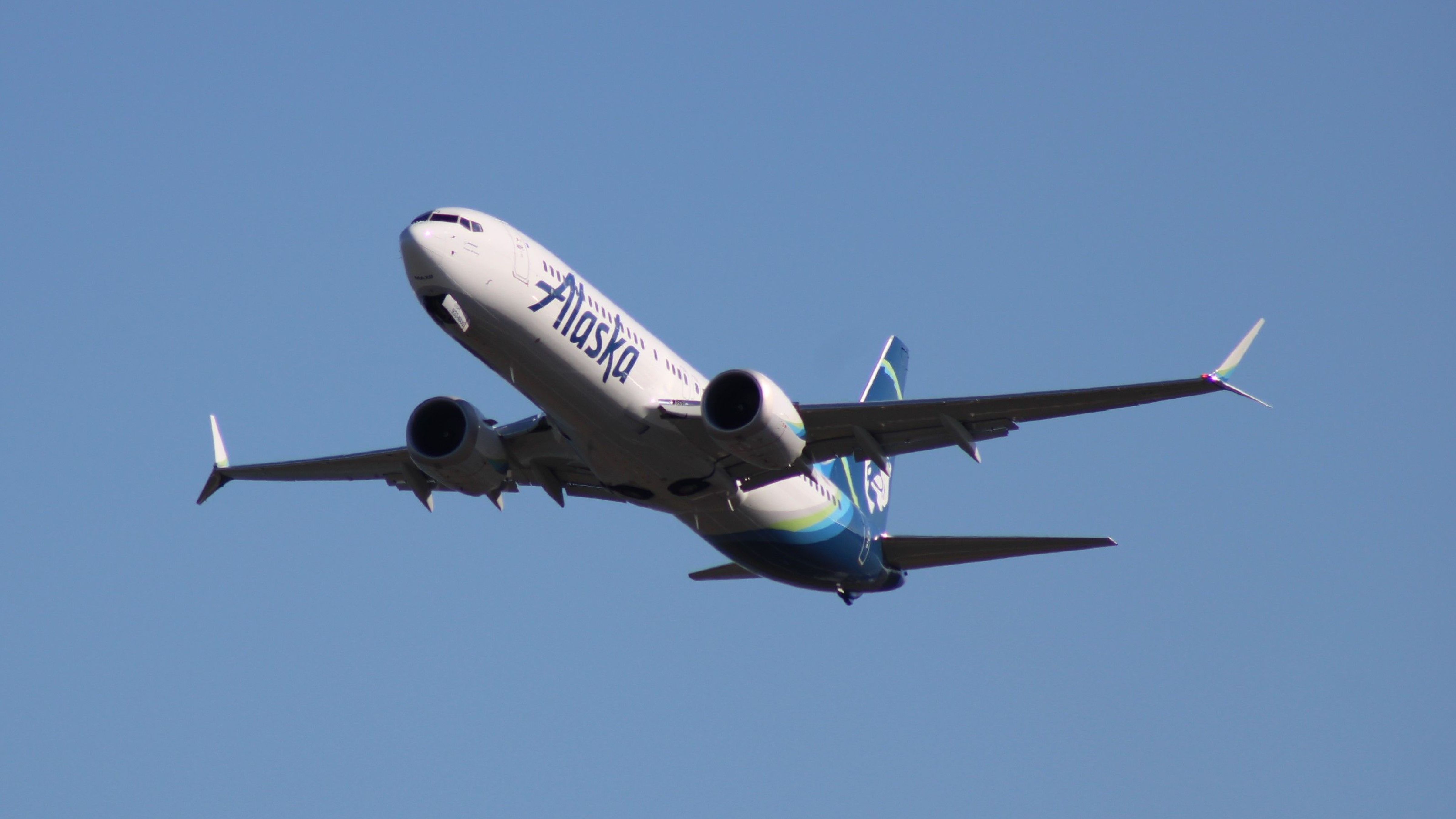 Alaska Airlines Boeing 737 MAX 9 flying