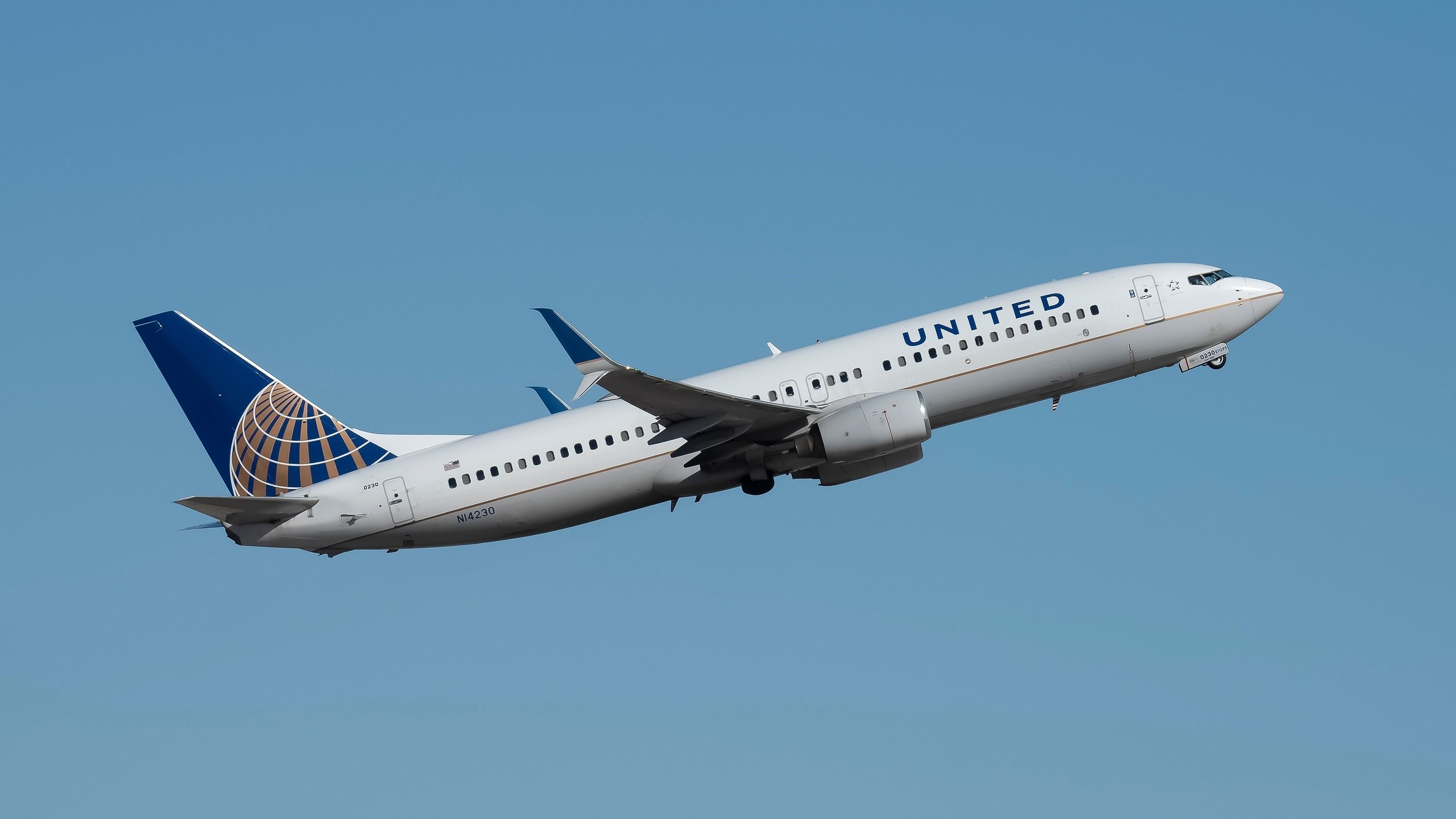 United Airlines Boeing 737 800 Lands In Atlanta After Engine Fails