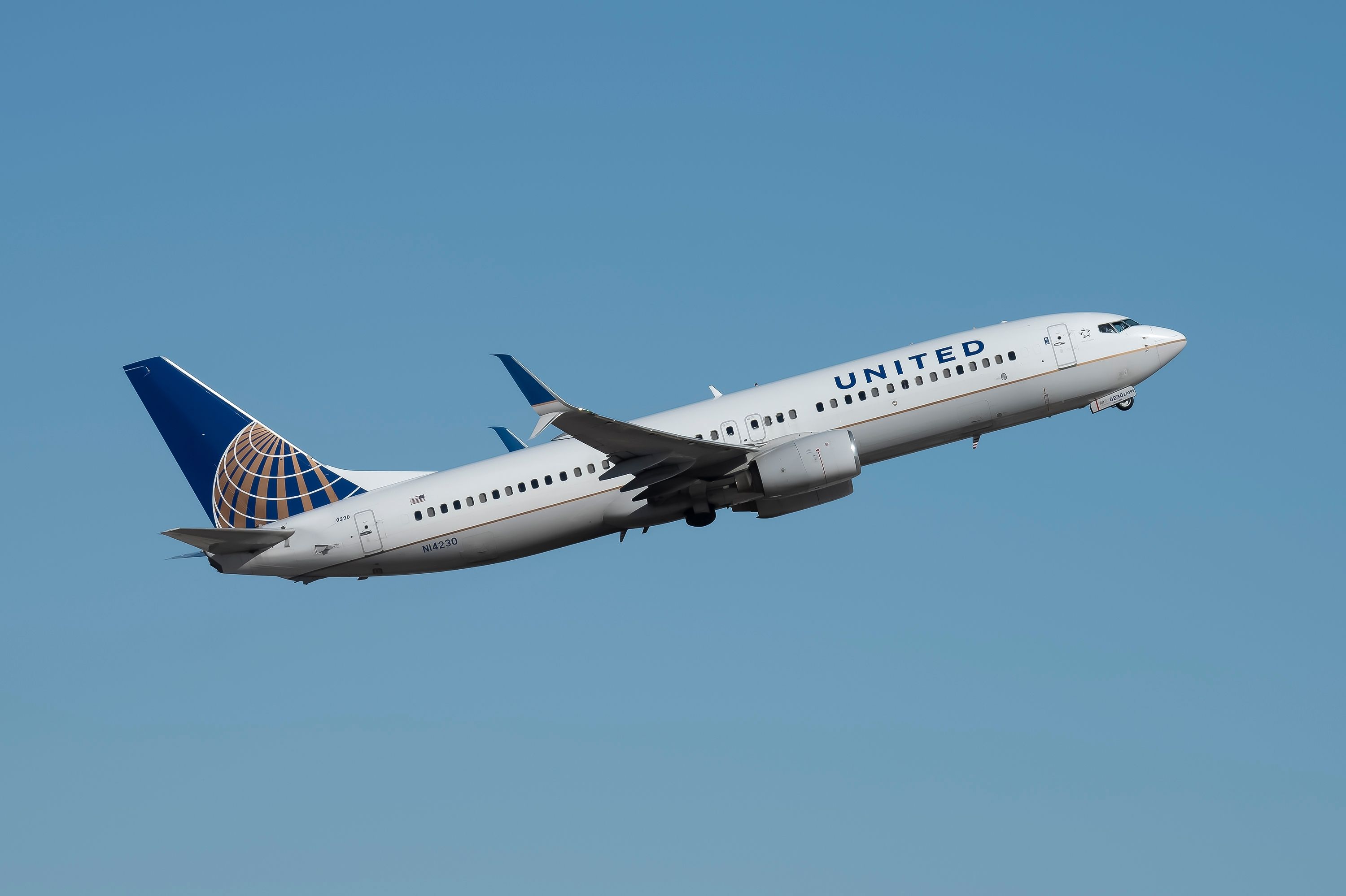 United Airlines Boeing 737-824 N14230 departing from Phoenix Sky Harbor International Airport.