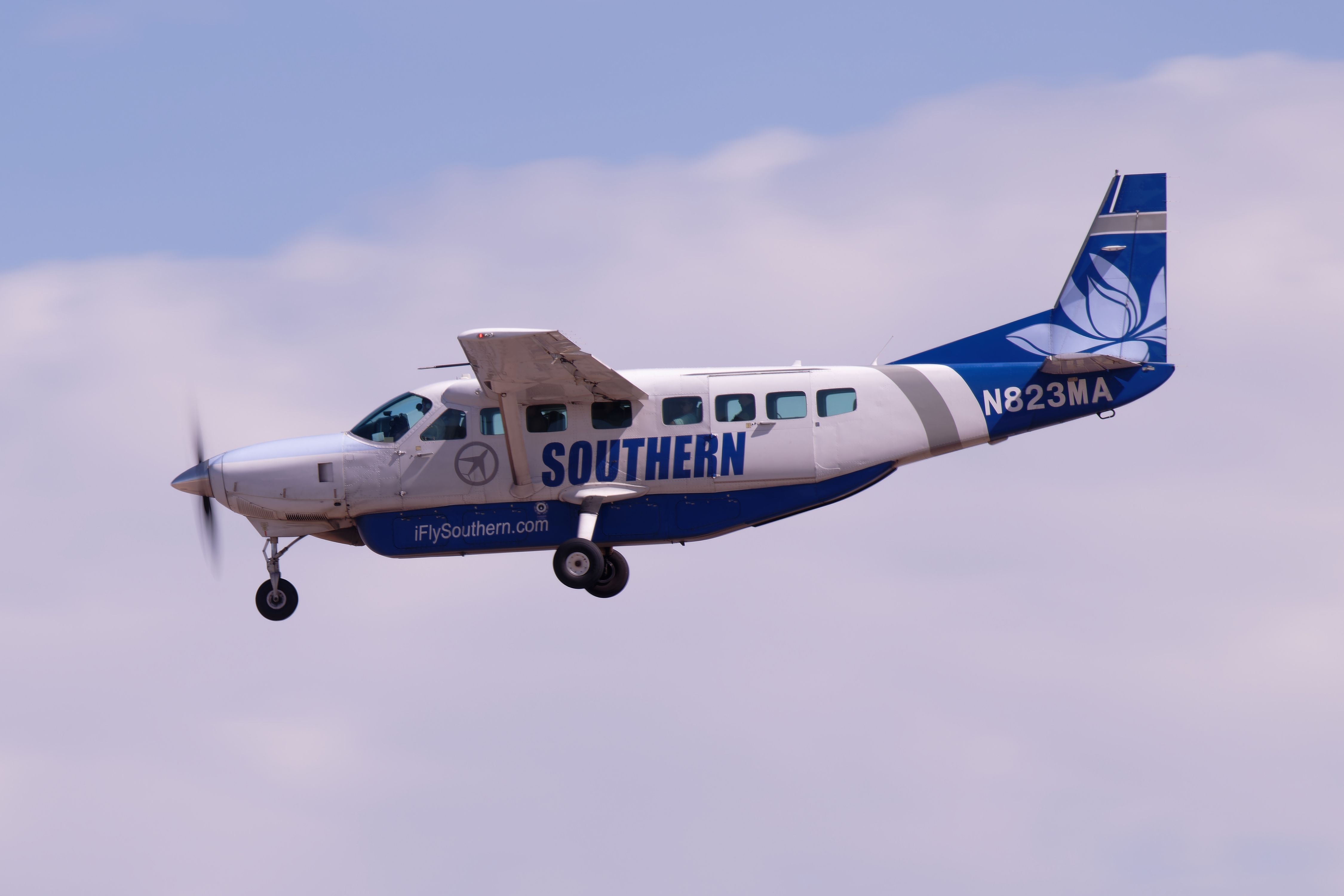 Southern Airways Cessna N823MA Operating essential air service flight on final 25L at Sky Harbor International