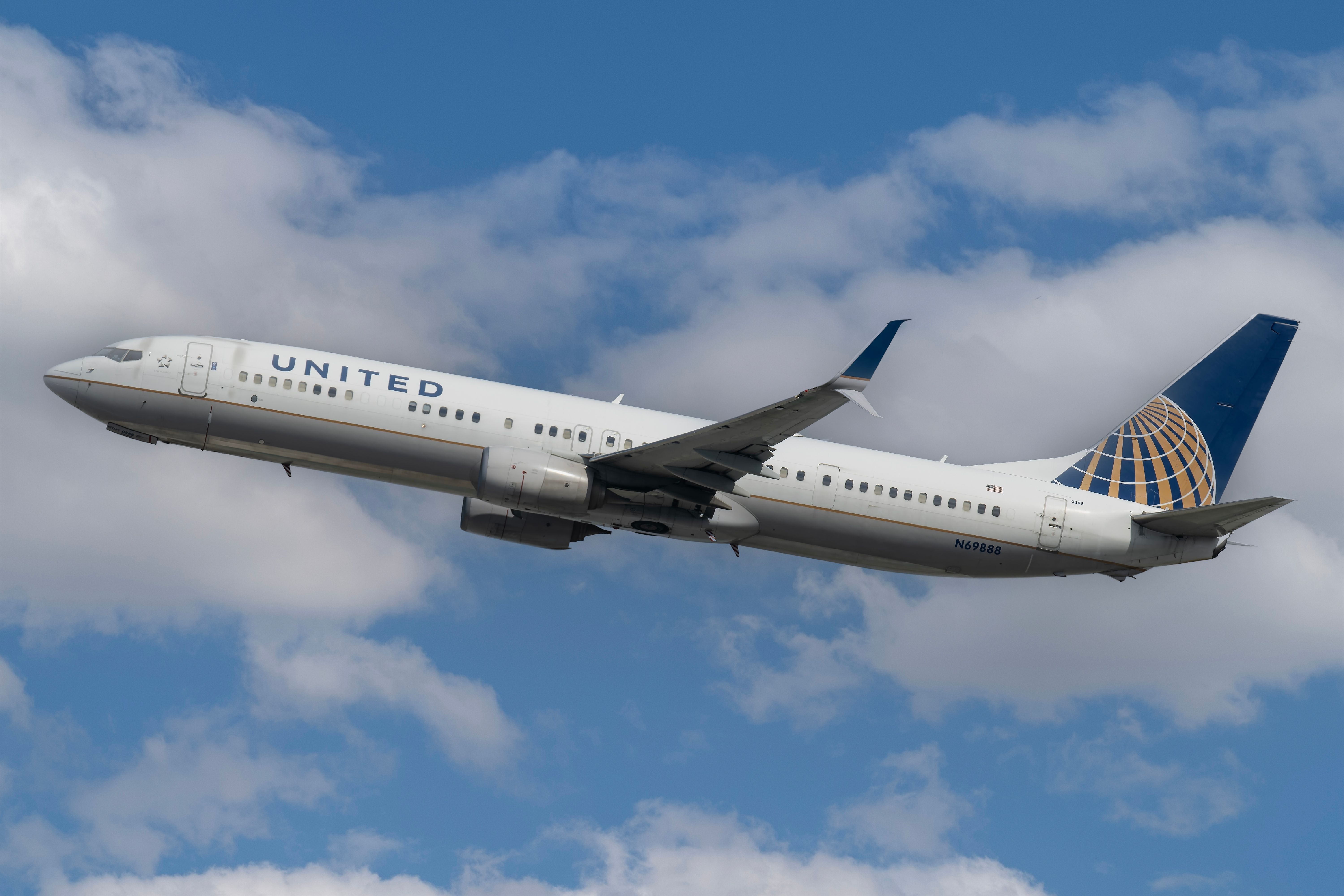 United Airlines Boeing 737-924/ER taking off from Los Angeles International Airport.
