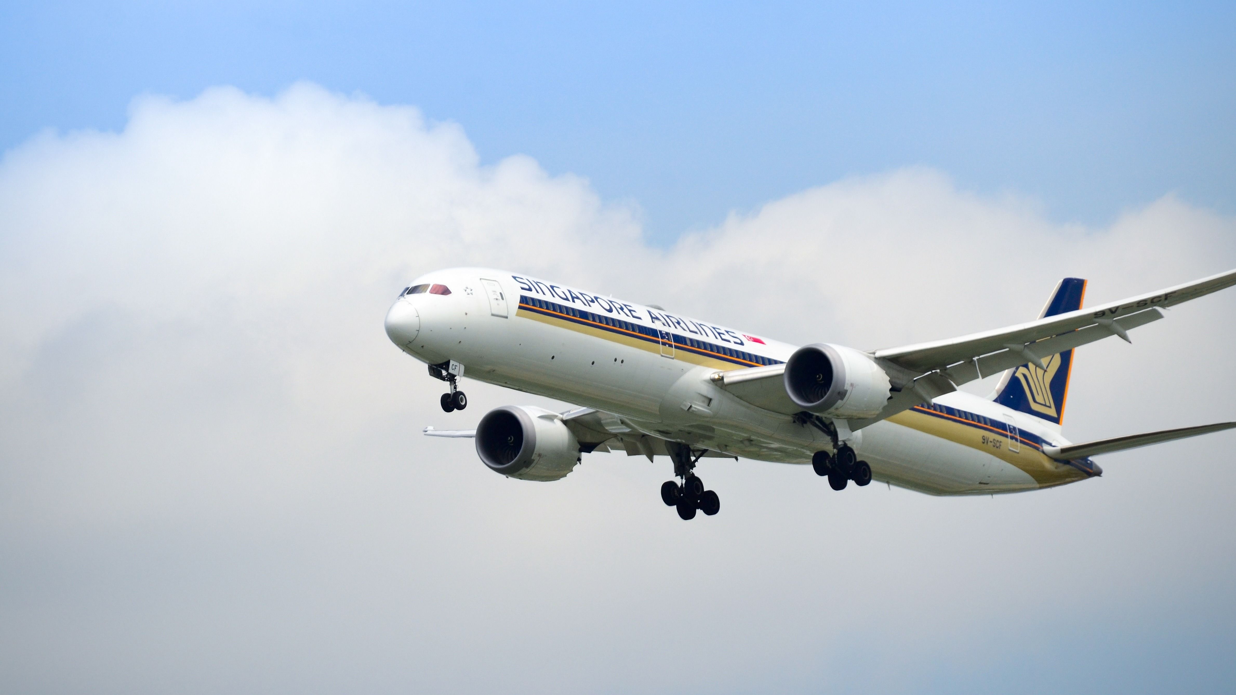 Singapore Air Lines, Boeing 787-10 Dreamliner, Landing at Suvarnabhumi Airport.
